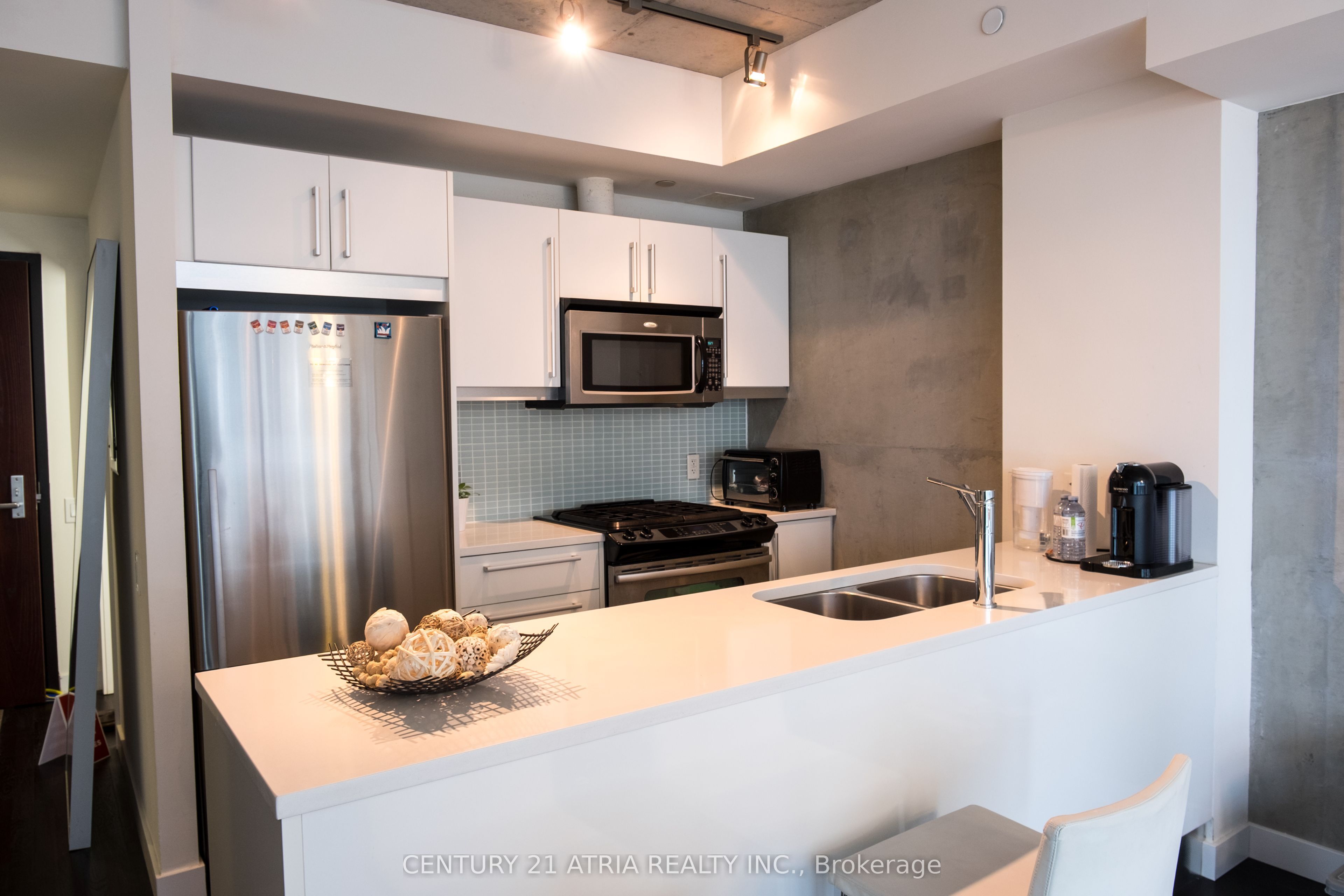 25 Oxley Street 706, Toronto, ON M5V 2J5