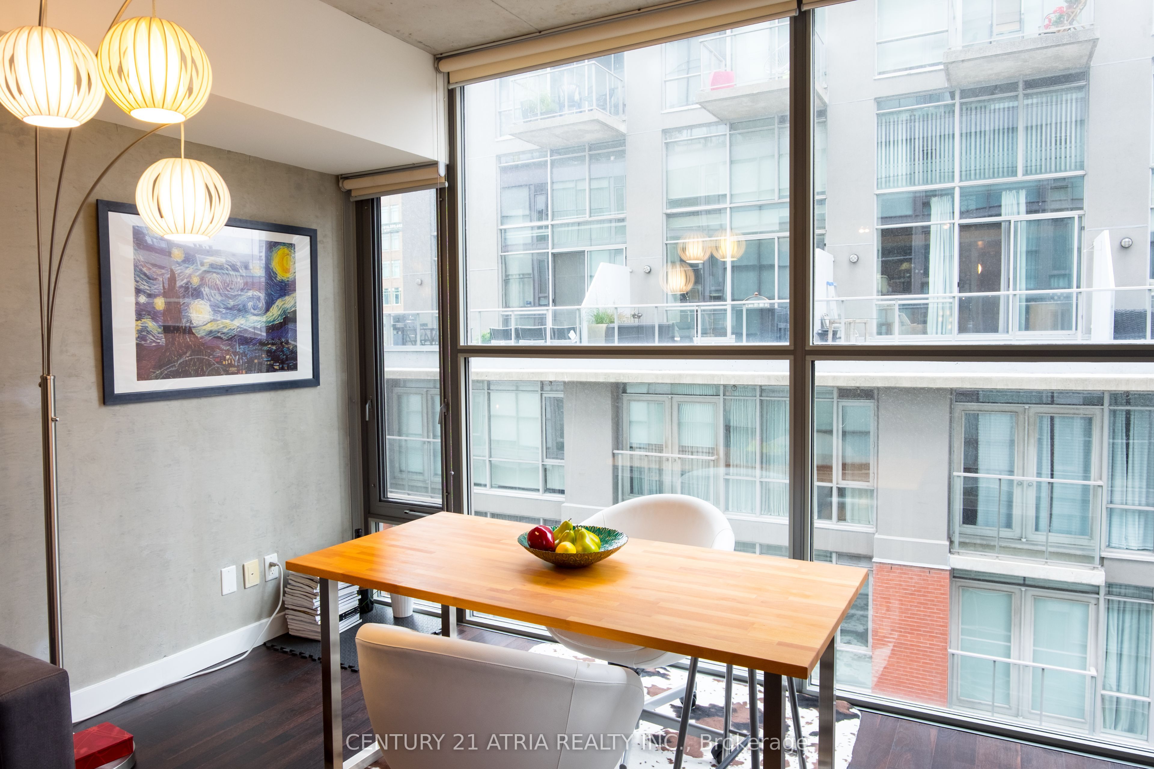 25 Oxley Street 706, Toronto, ON M5V 2J5 photo 2