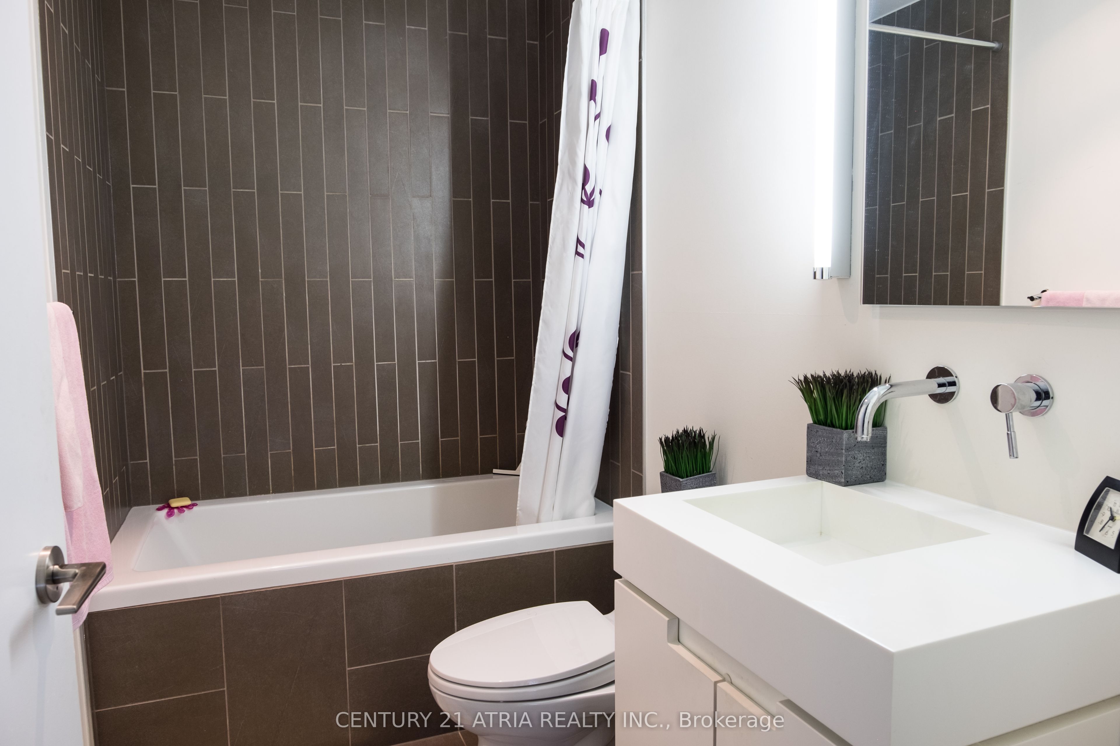 25 Oxley Street 706, Toronto, ON M5V 2J5 photo 5