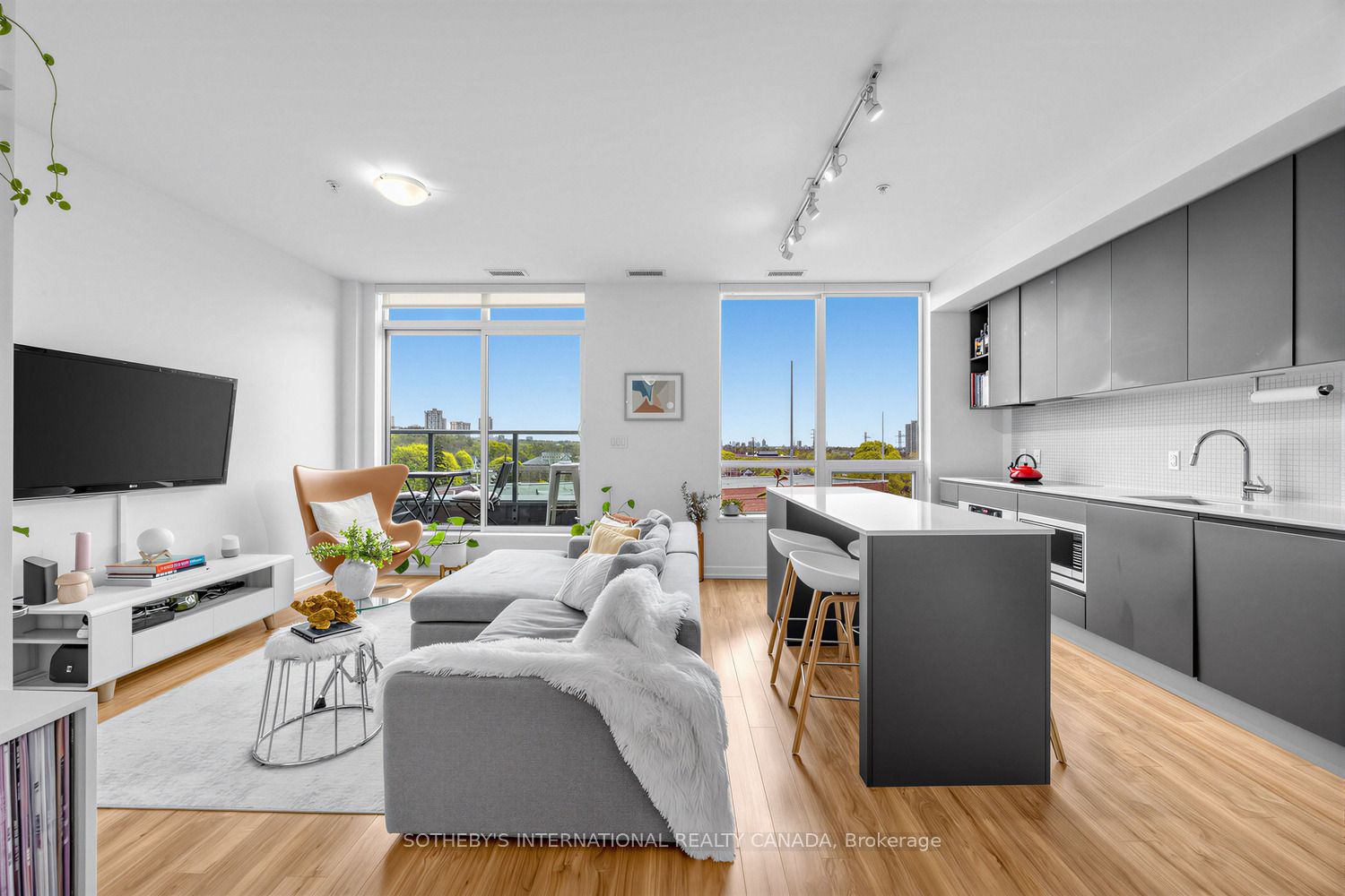 377 Madison Avenue 714, Toronto, ON M4V 2W7 photo 2
