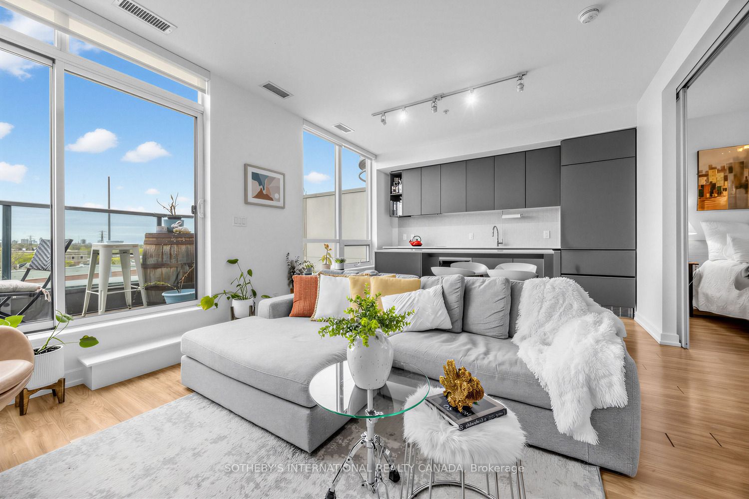 377 Madison Avenue 714, Toronto, ON M4V 2W7 photo 4