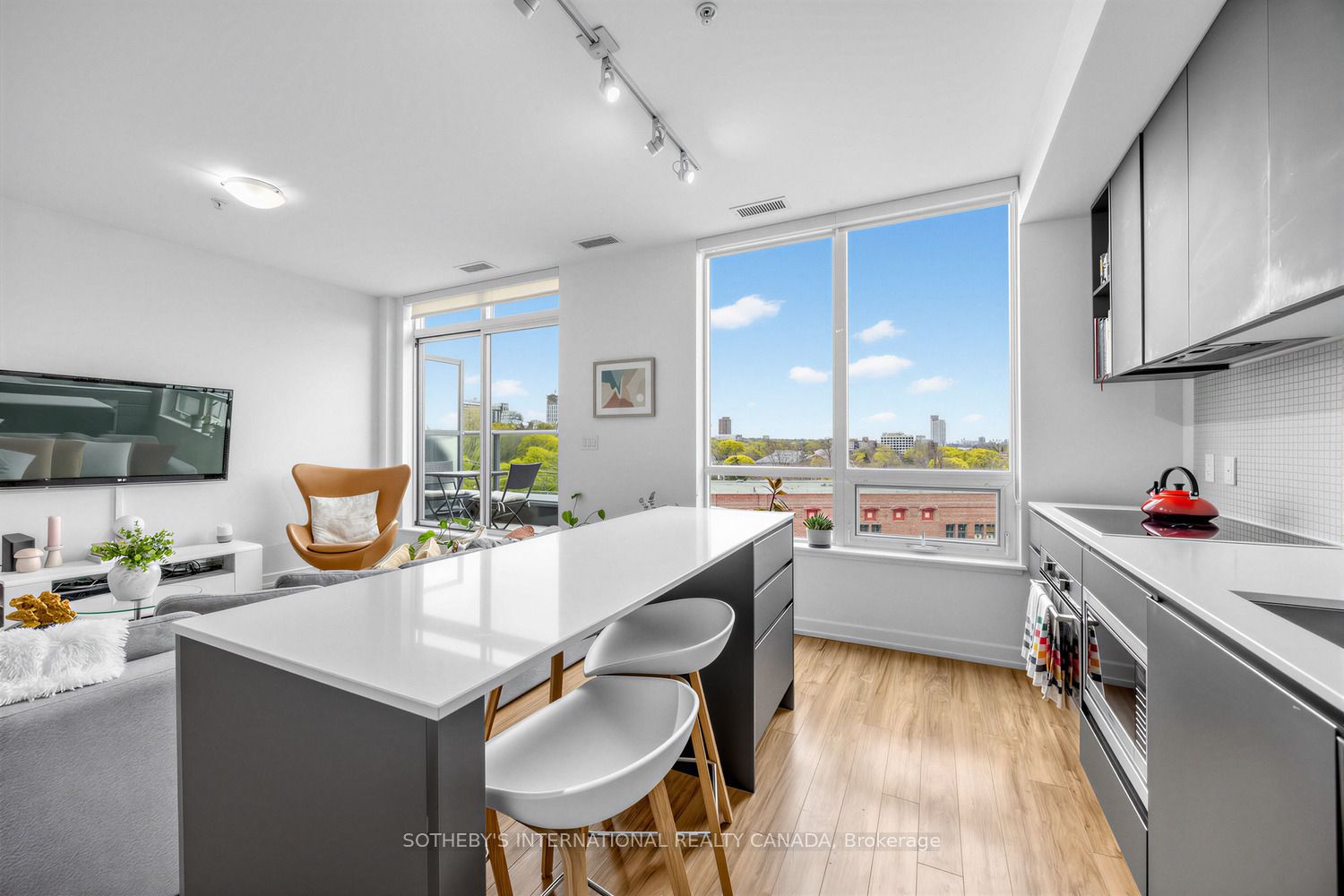 377 Madison Avenue 714, Toronto, ON M4V 2W7 photo 5