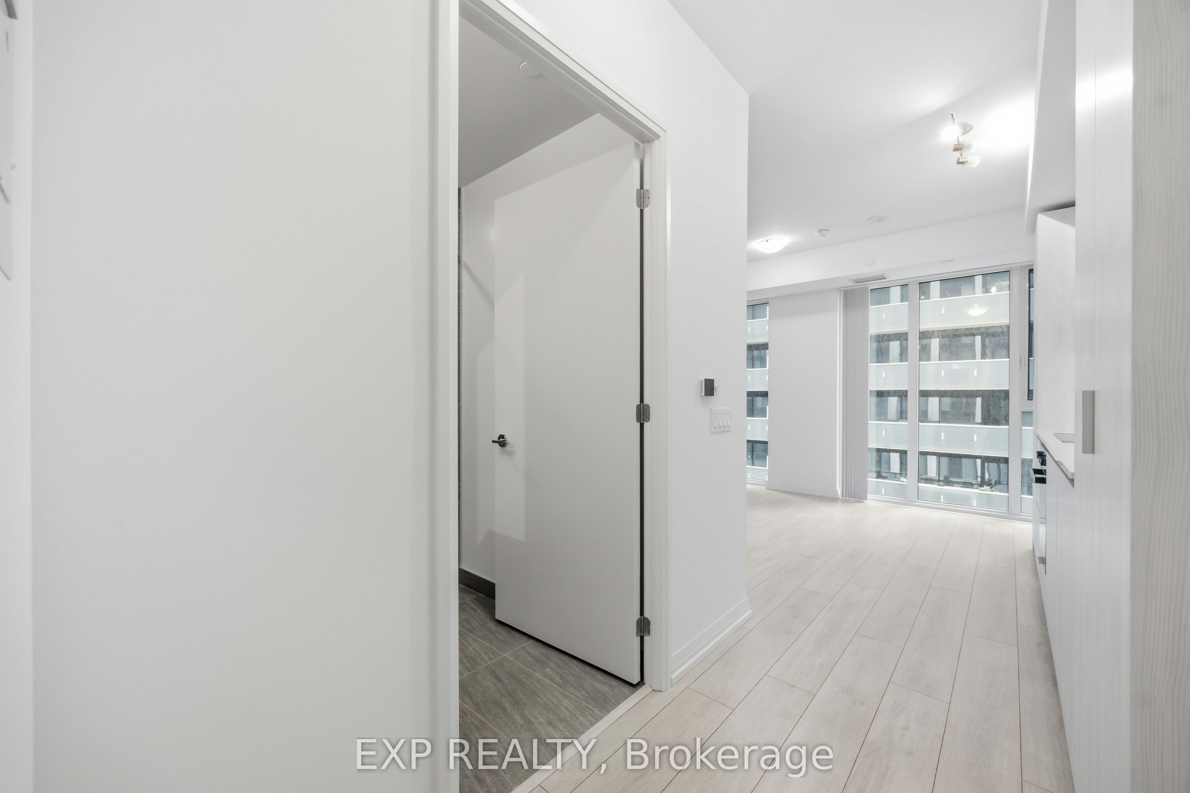 400 King Street W 1601, Toronto, ON M5V 0X8 photo 2