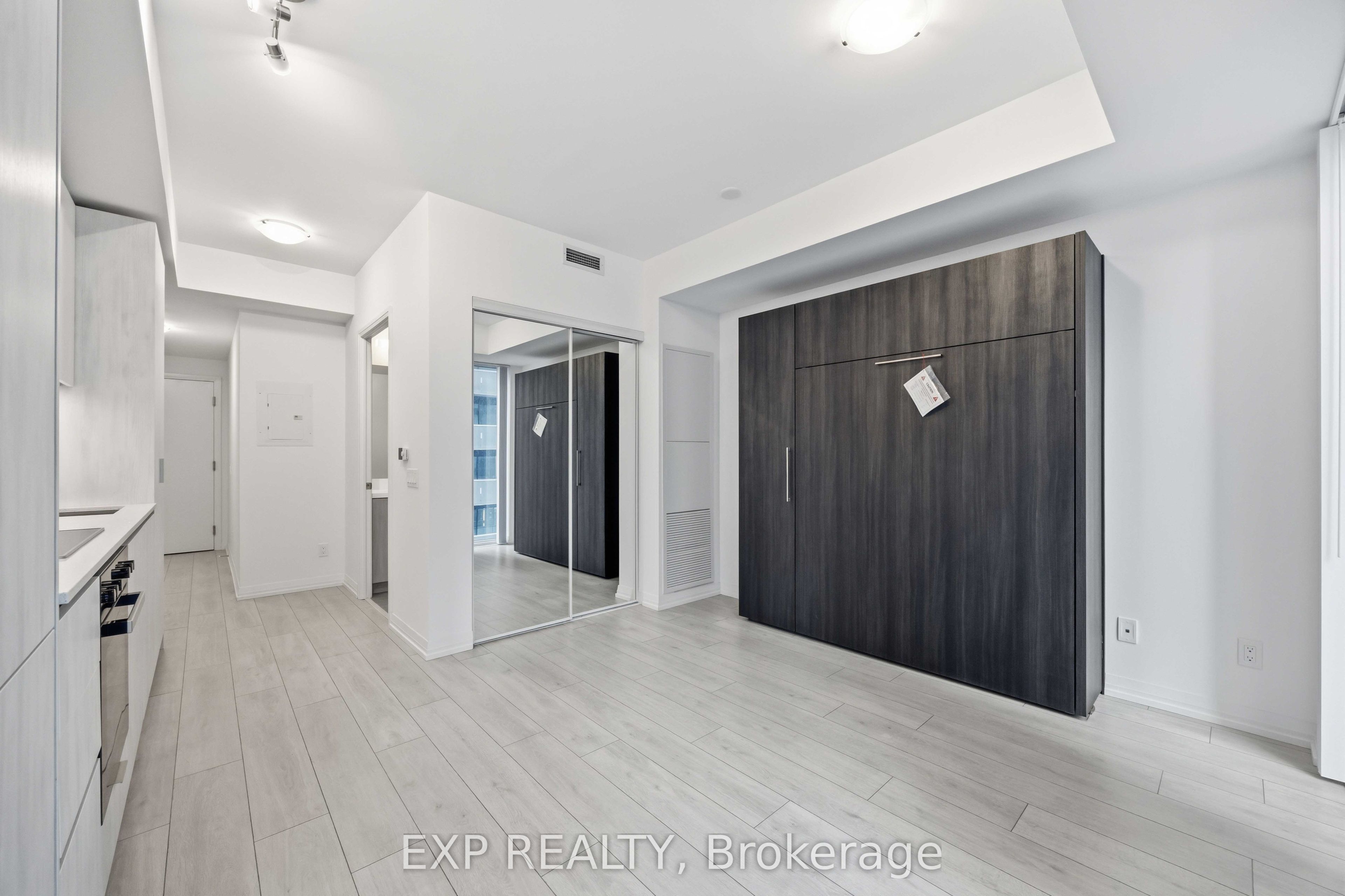 400 King Street W 1601, Toronto, ON M5V 0X8 photo 4