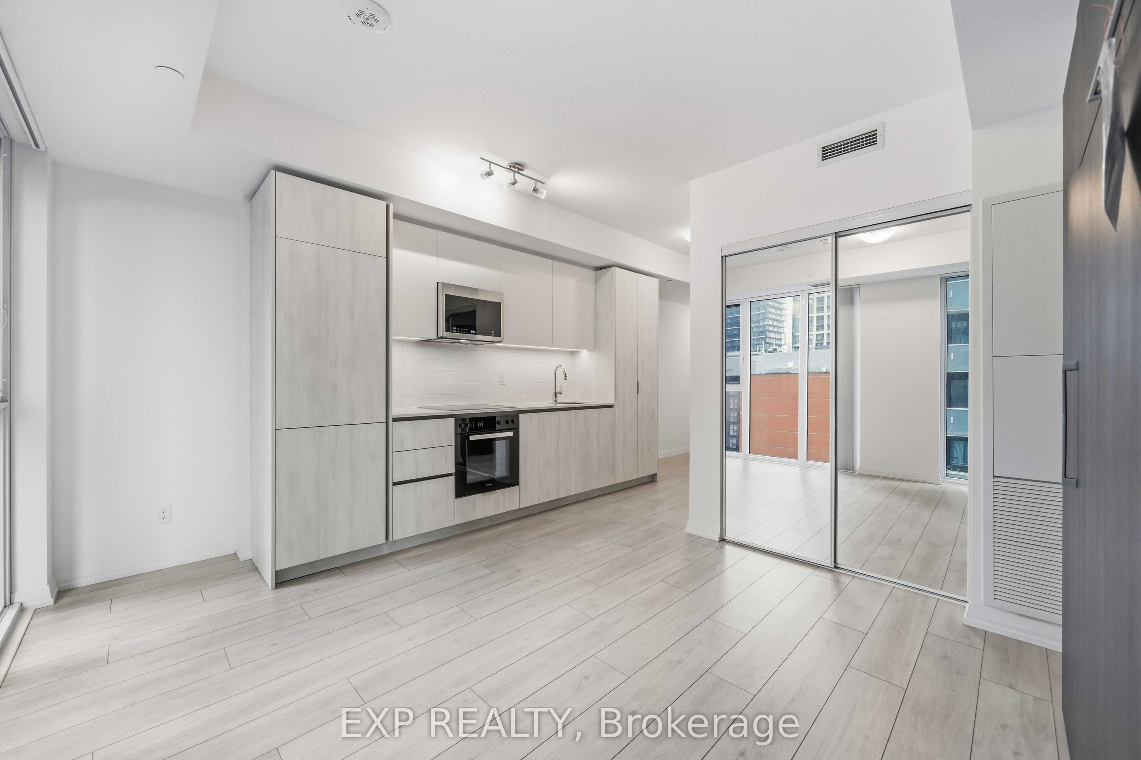 400 King Street W 1601, Toronto, ON M5V 0X8 photo 5