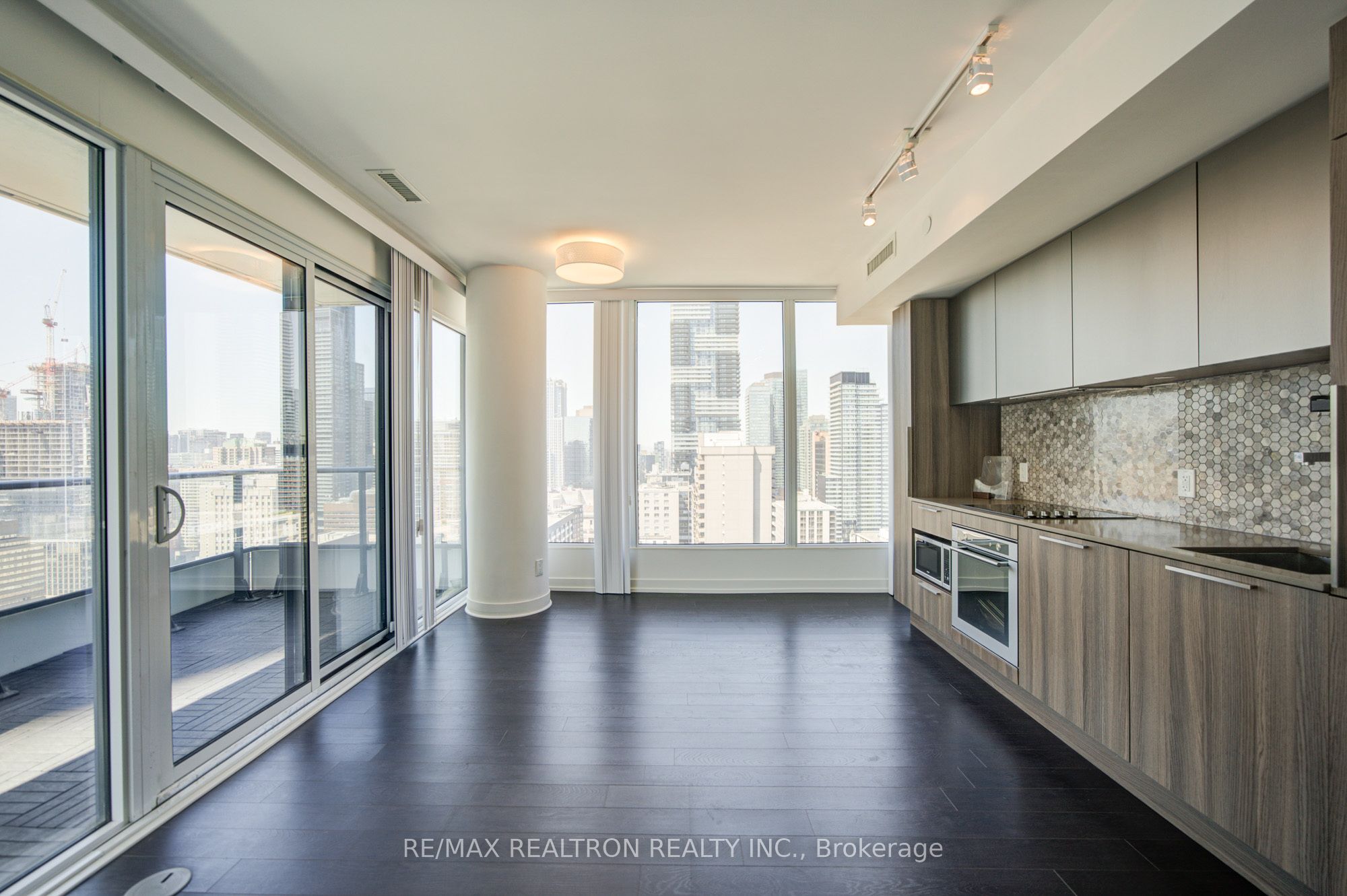 85 Wood Street 3303, Toronto, ON M4Y 0E8 photo 2