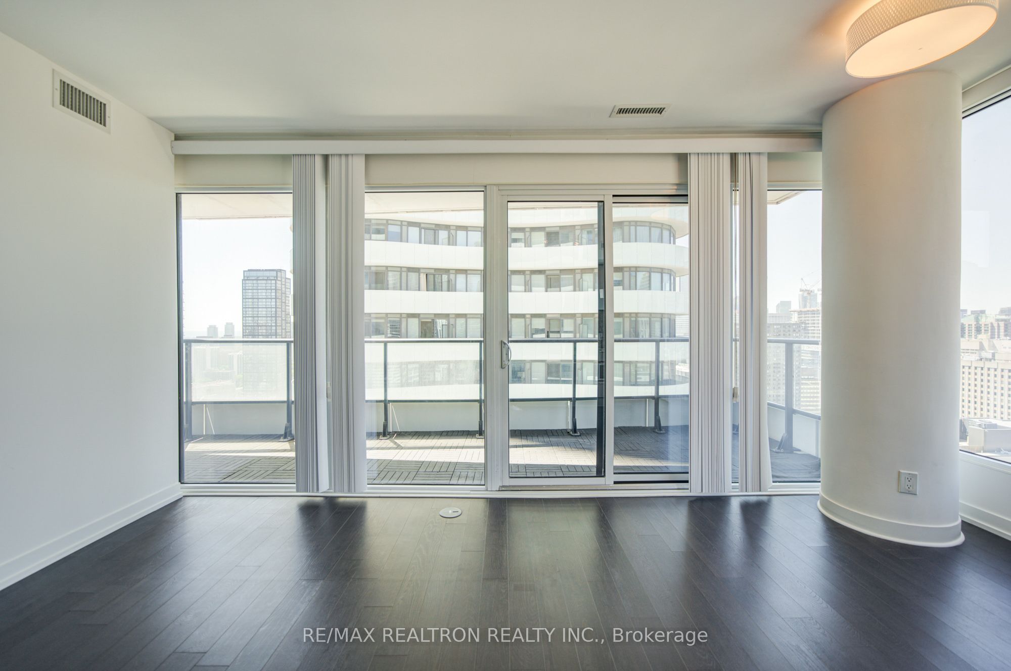 85 Wood Street 3303, Toronto, ON M4Y 0E8 photo 4