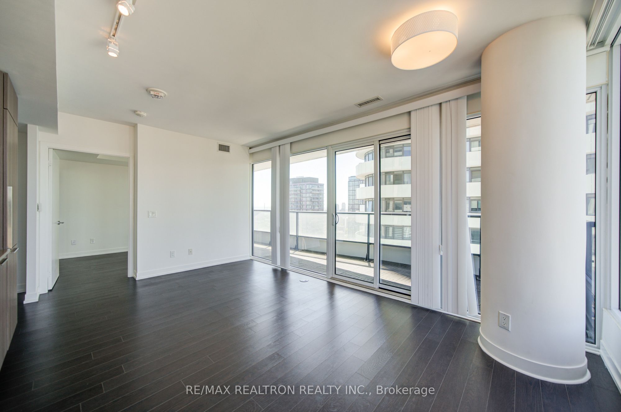 85 Wood Street 3303, Toronto, ON M4Y 0E8 photo 5
