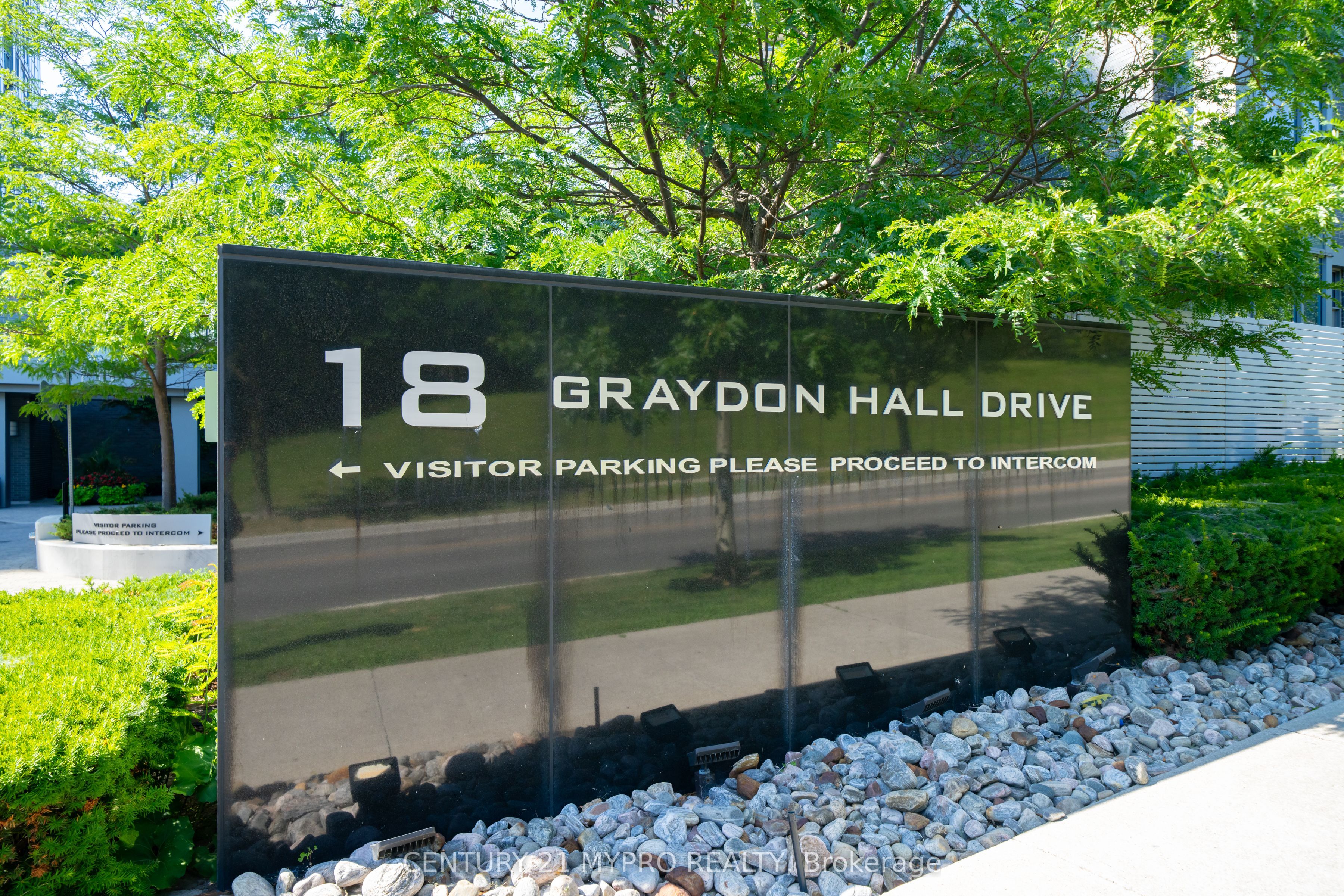 18 Graydon Hall Drive 212, Toronto, ON M3A 0A4 photo 2