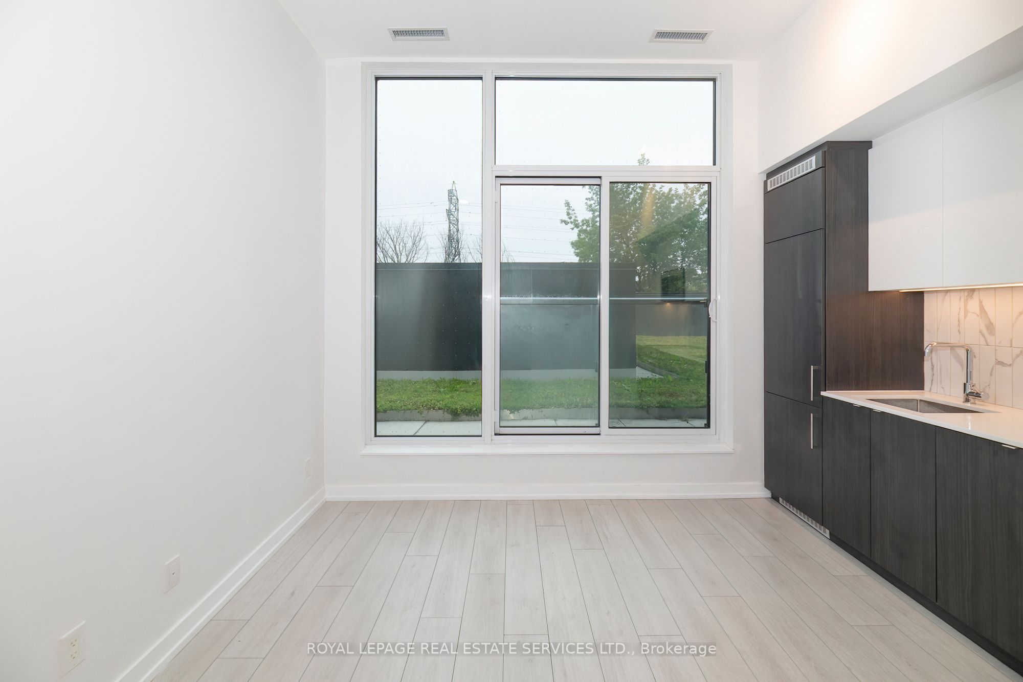 500 Dupont Street 201, Toronto, ON M6G 0B8 photo 3