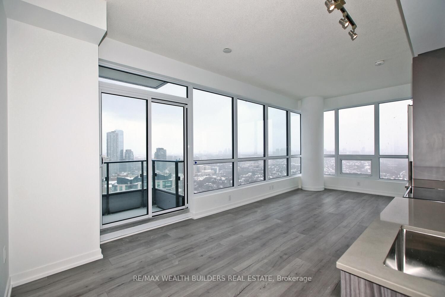 395 Bloor Street E 3504, Toronto, ON M4W 0B4 photo 4