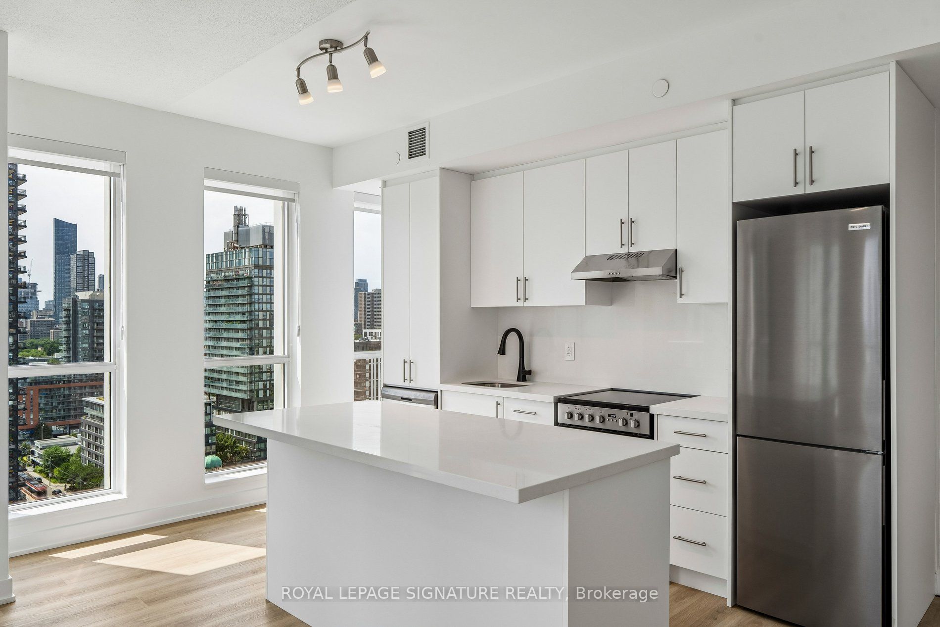 170 Sumach Street 1806, Toronto, ON M5A 0C3 photo 5