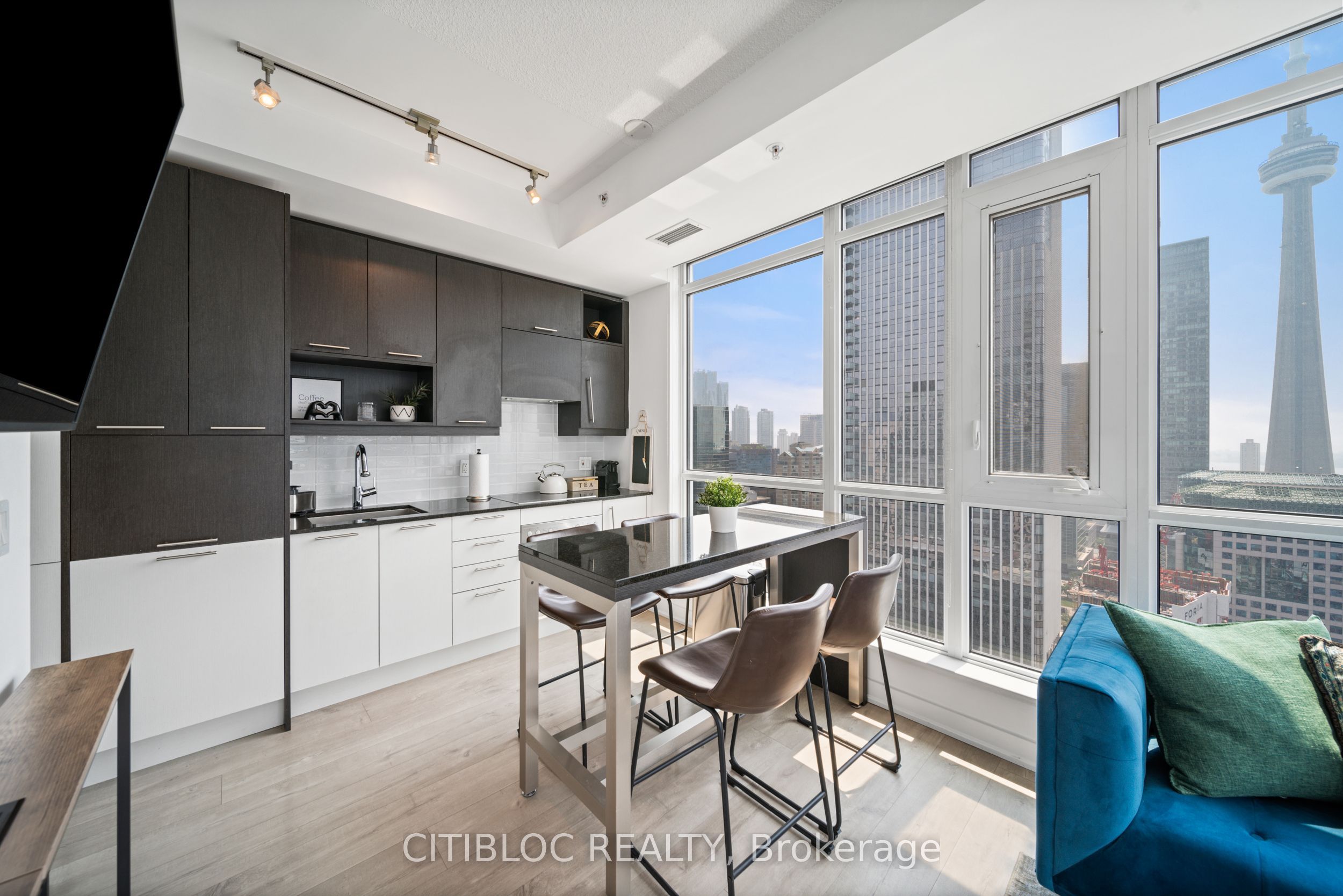 30 Nelson Street 2807, Toronto, ON M5V 0H5 photo 2