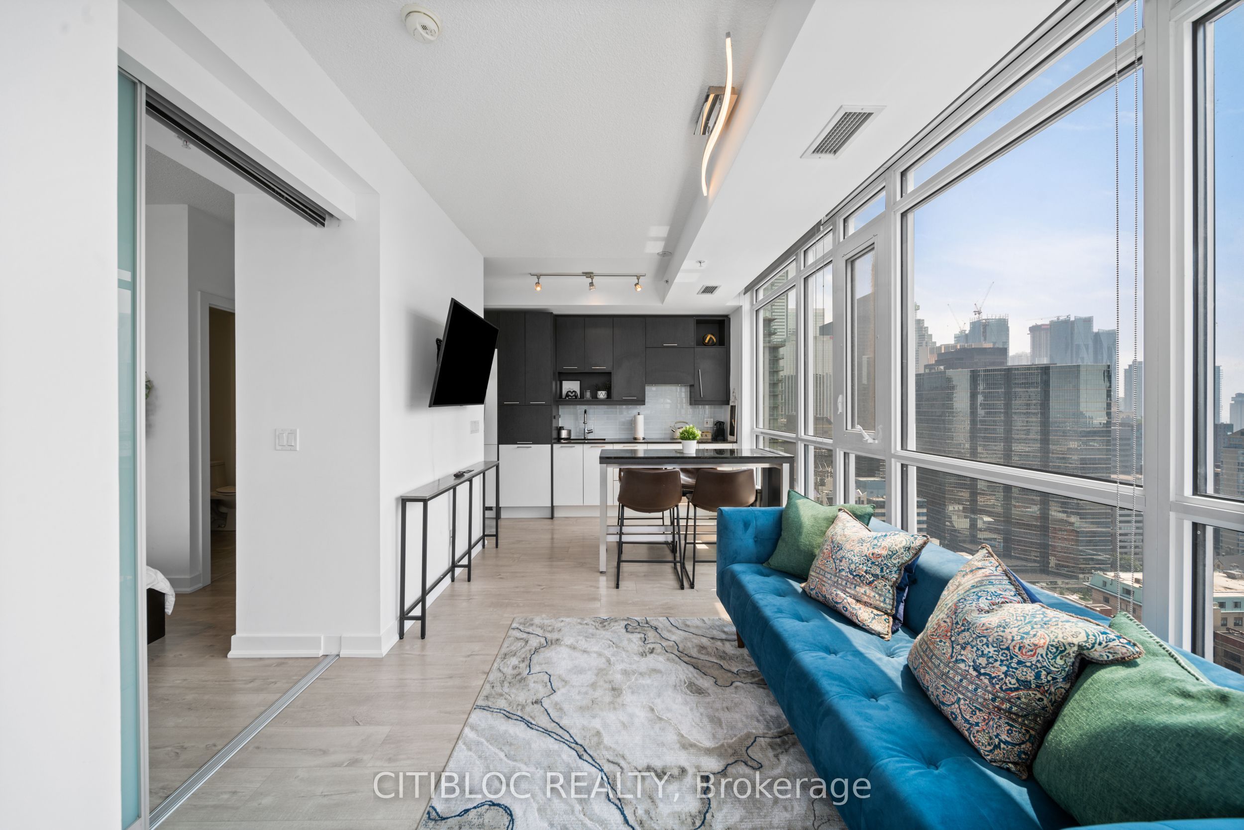 30 Nelson Street 2807, Toronto, ON M5V 0H5 photo 3