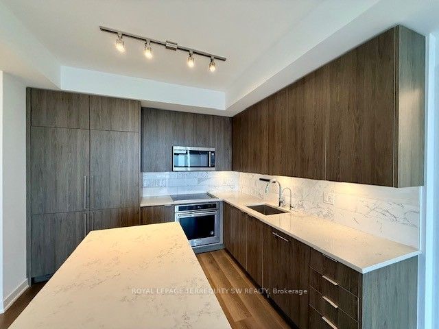 38 Iannuzzi Street 1610, Toronto, ON M5V 0S2 photo 5