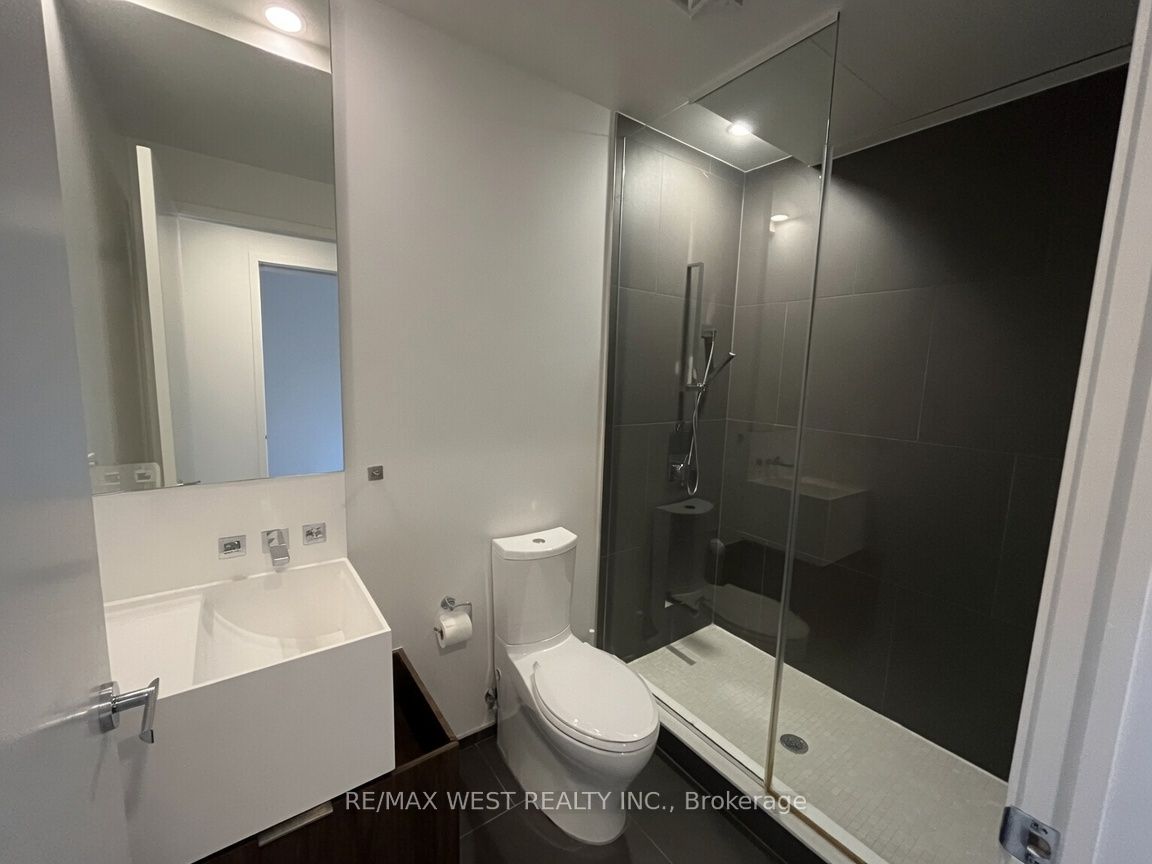1 Bloor Street E 524, Toronto, ON M4Y 2Z1 photo 3