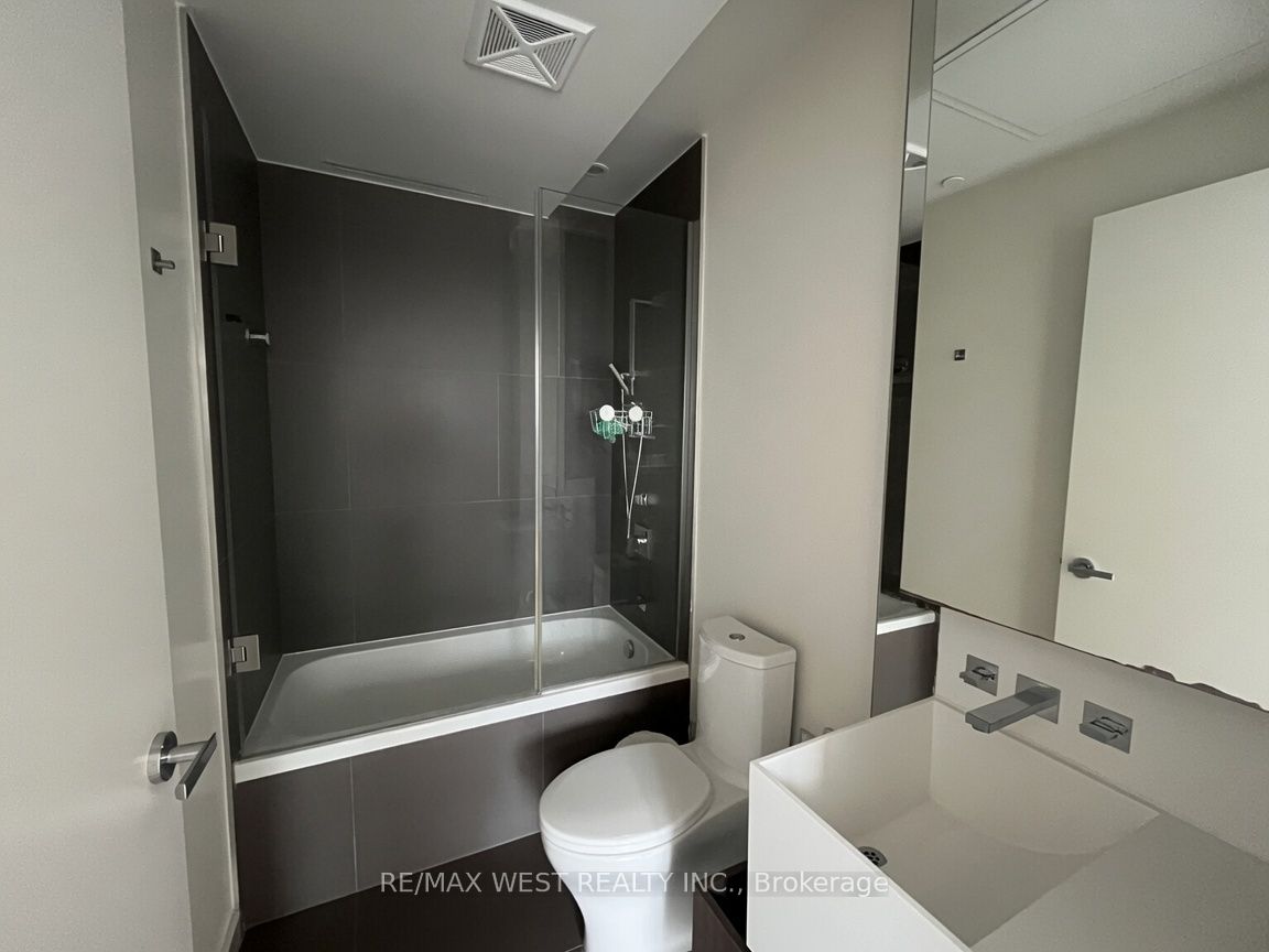 1 Bloor Street E 524, Toronto, ON M4Y 2Z1 photo 5