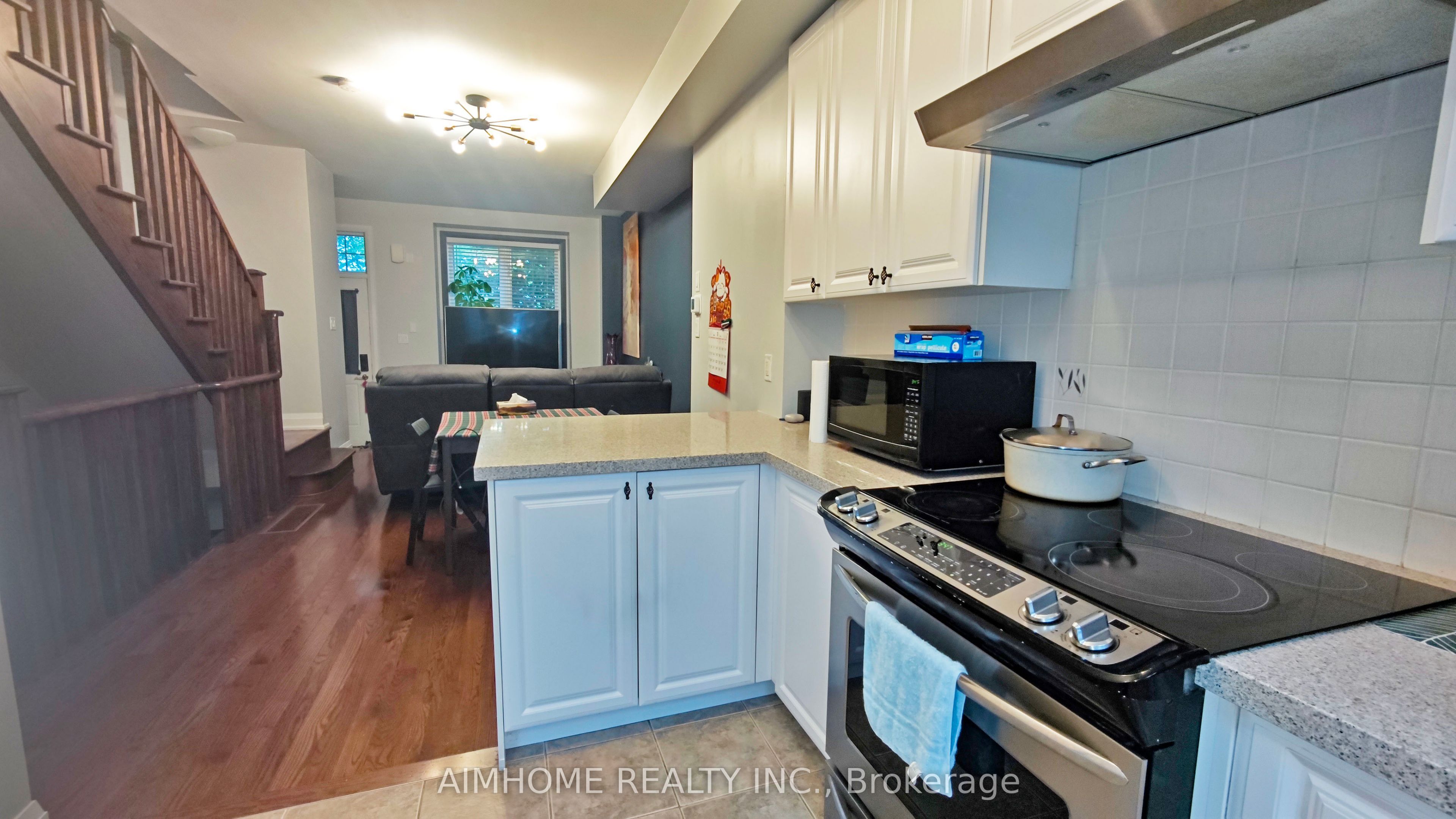 40 Raffeix Lane, Toronto, ON M5A 0G5 photo 2