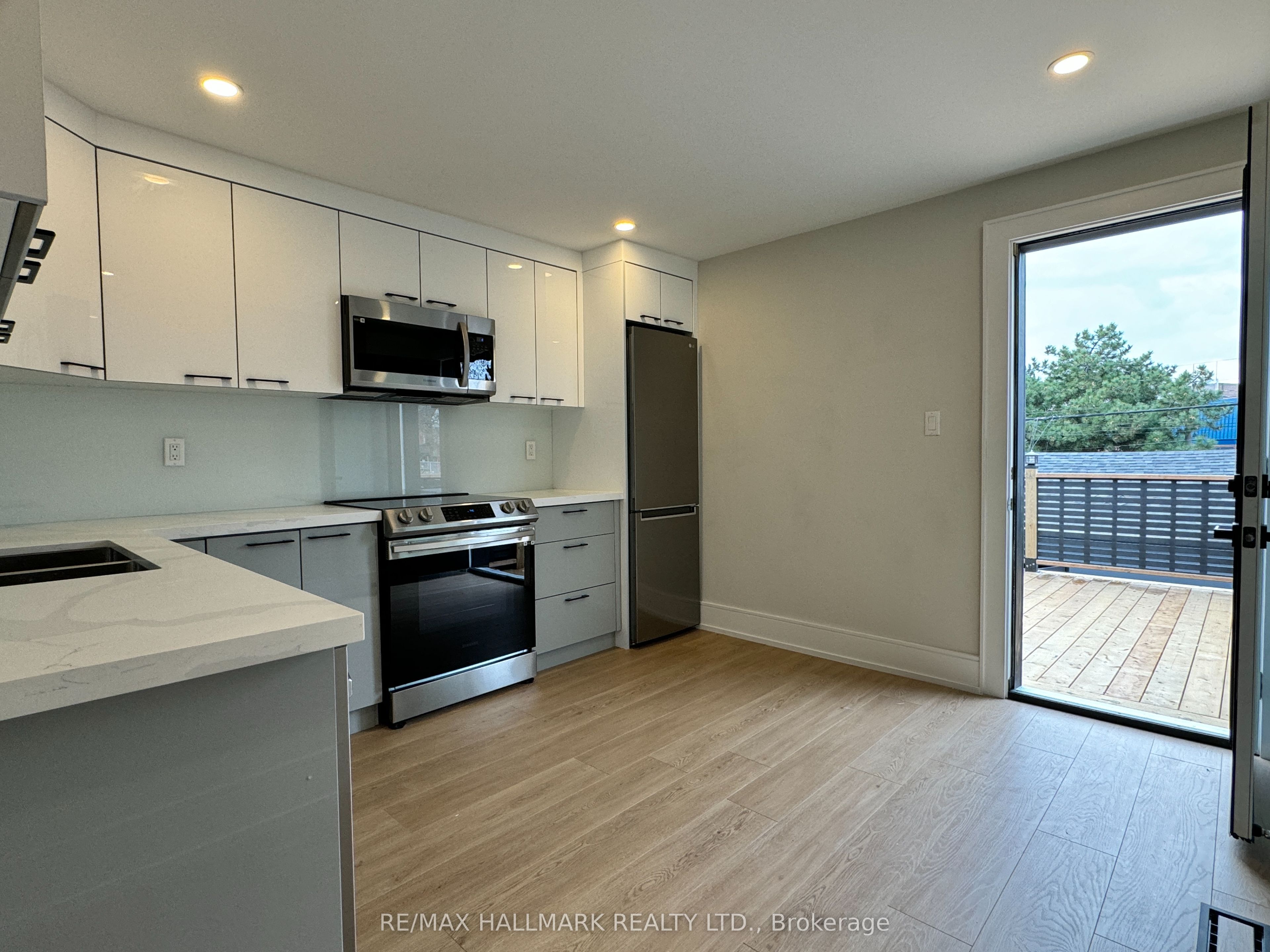 116 Bellevue Avenue Upper, Toronto, ON M5T 2N9 photo 2