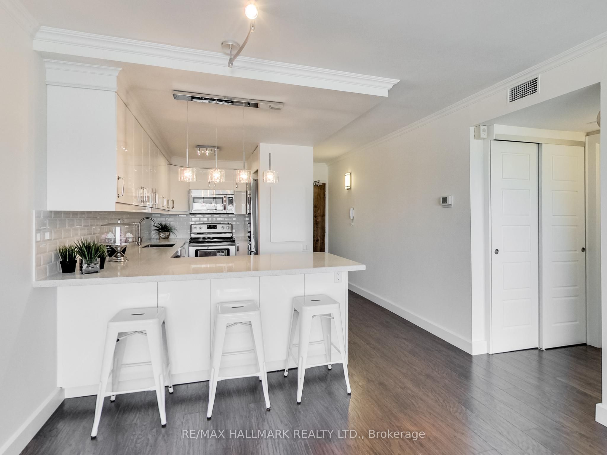 914 Yonge Street 1509, Toronto, ON M4W 3C8 photo 4