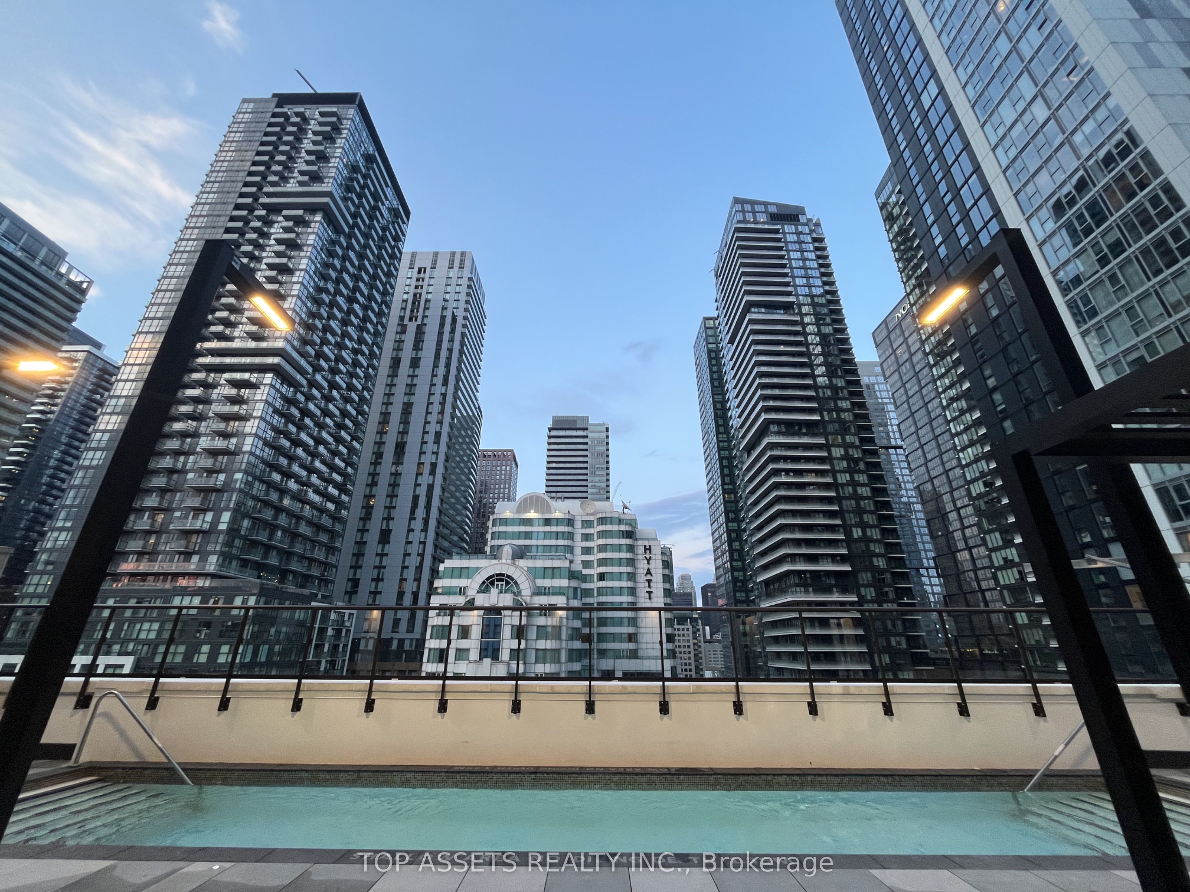 400 King Street W 608, Toronto, ON M5V 0X8