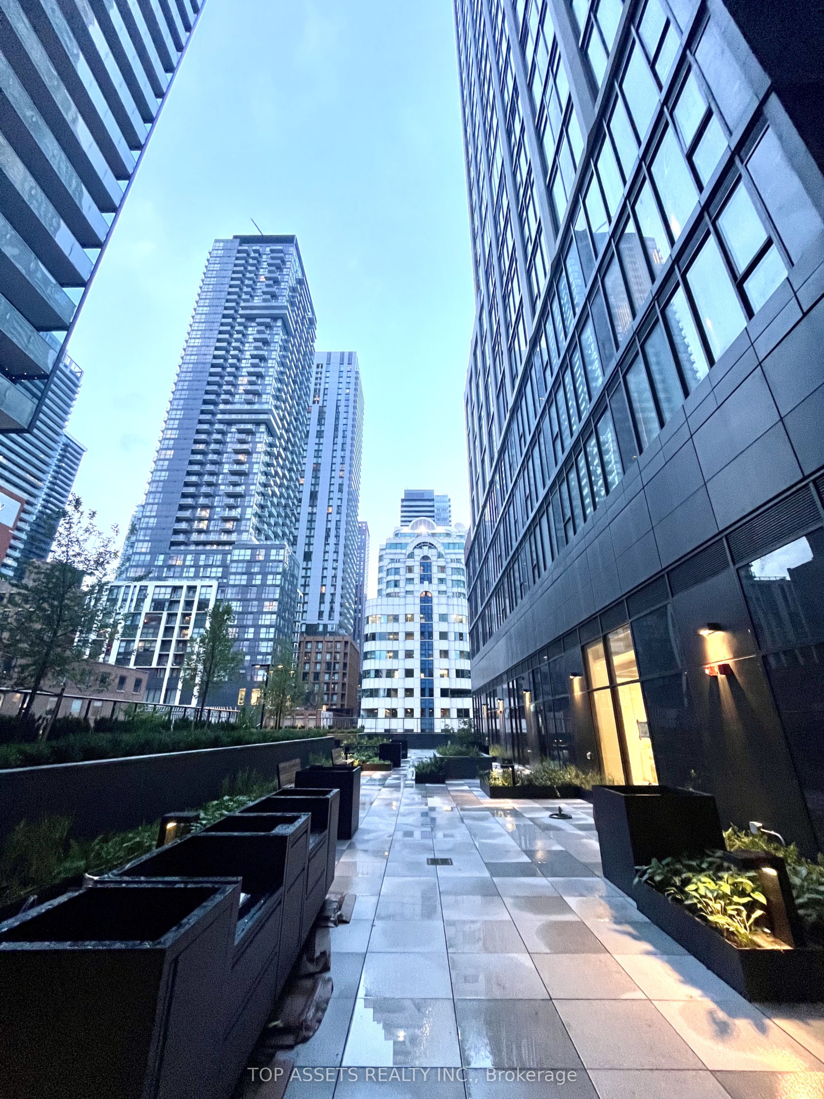 400 King Street W 608, Toronto, ON M5V 0X8 photo 5