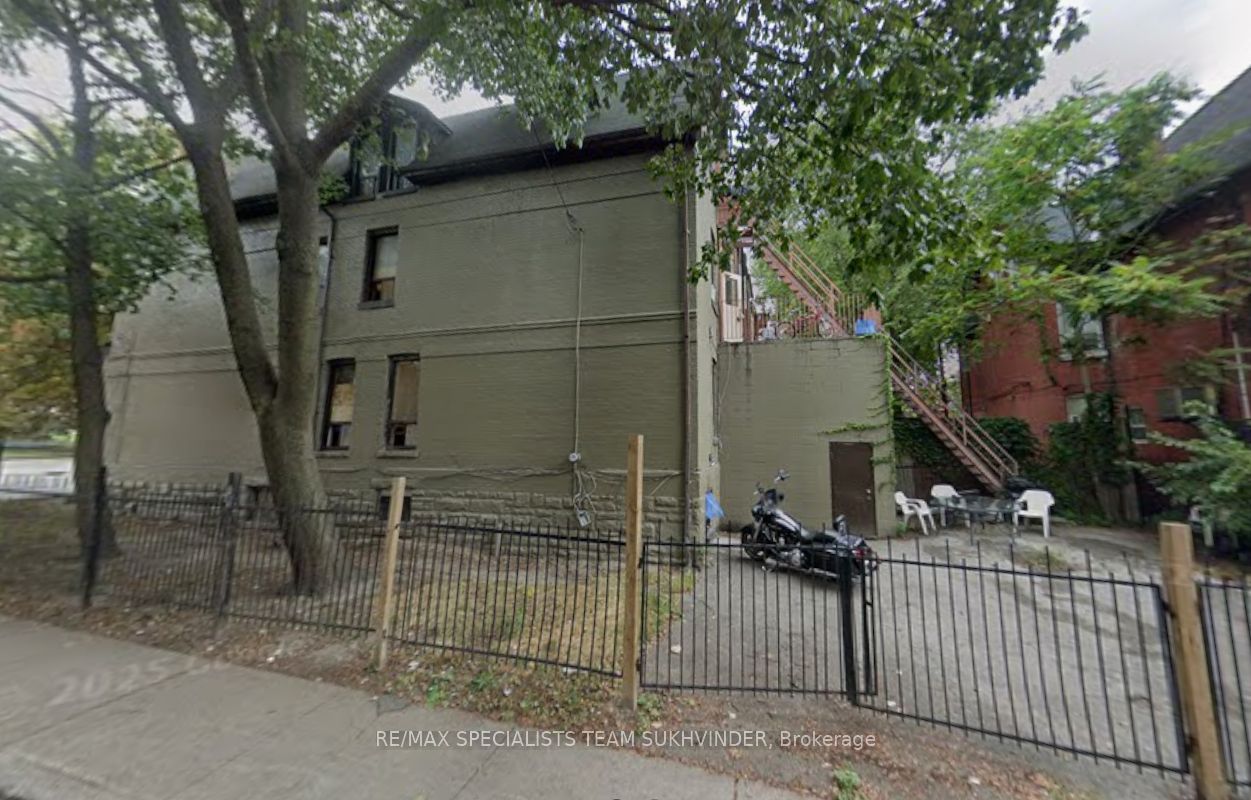 147 Gerrard Street E, Toronto, ON M5A 2E4 photo 2