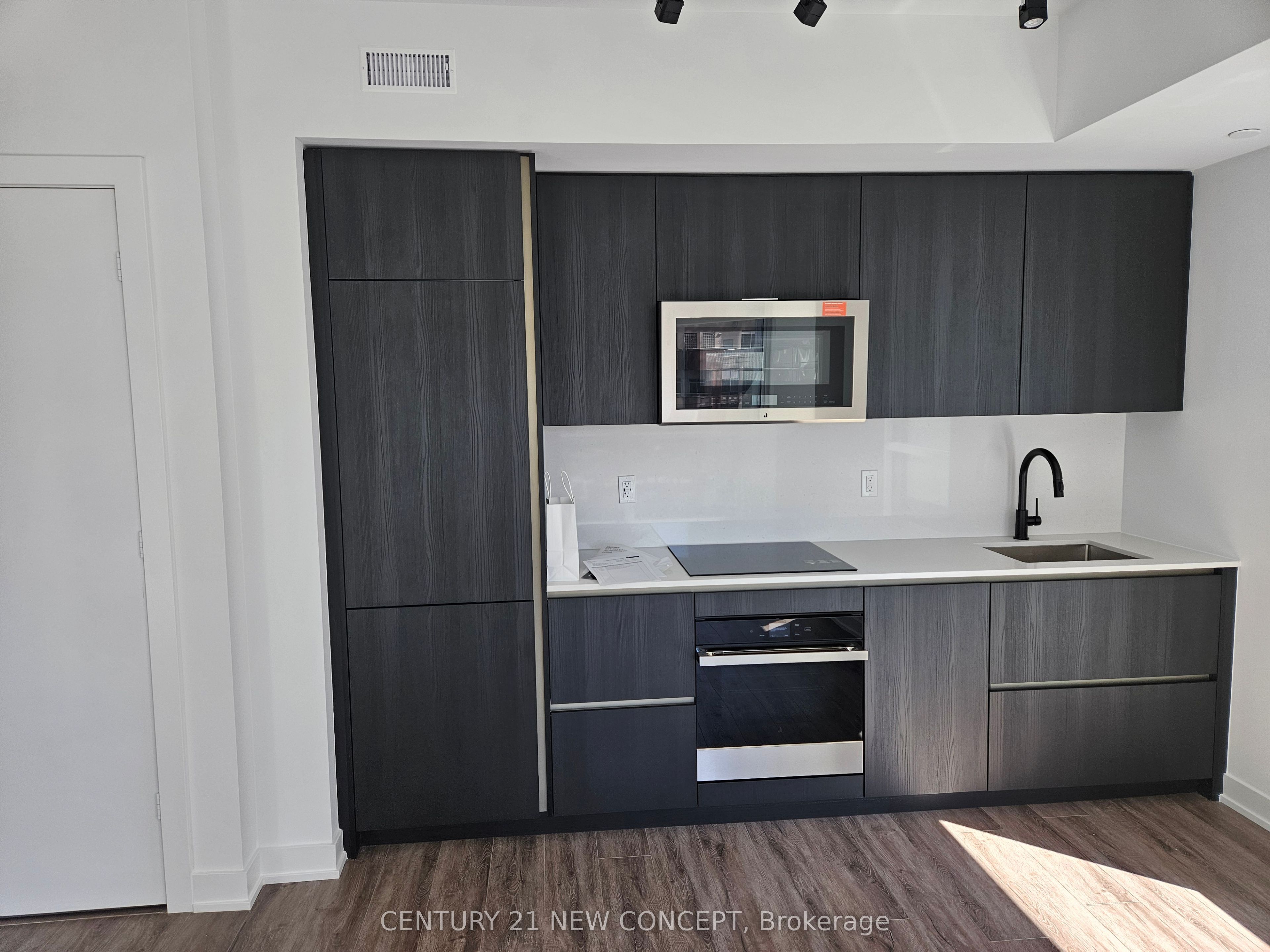 327 King Street W 1502, Toronto, ON M5V 0W7 photo 4