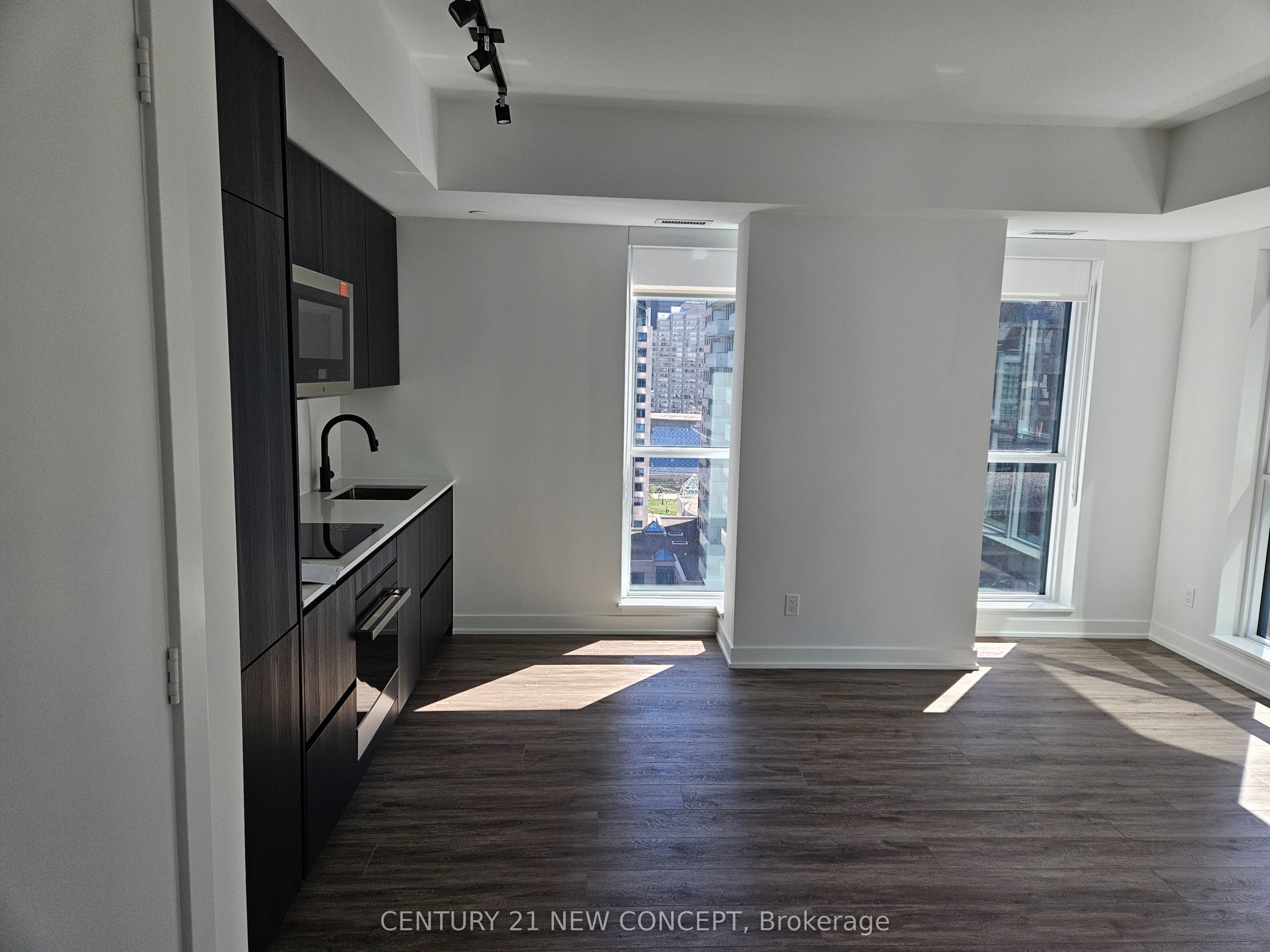 327 King Street W 1502, Toronto, ON M5V 0W7 photo 5