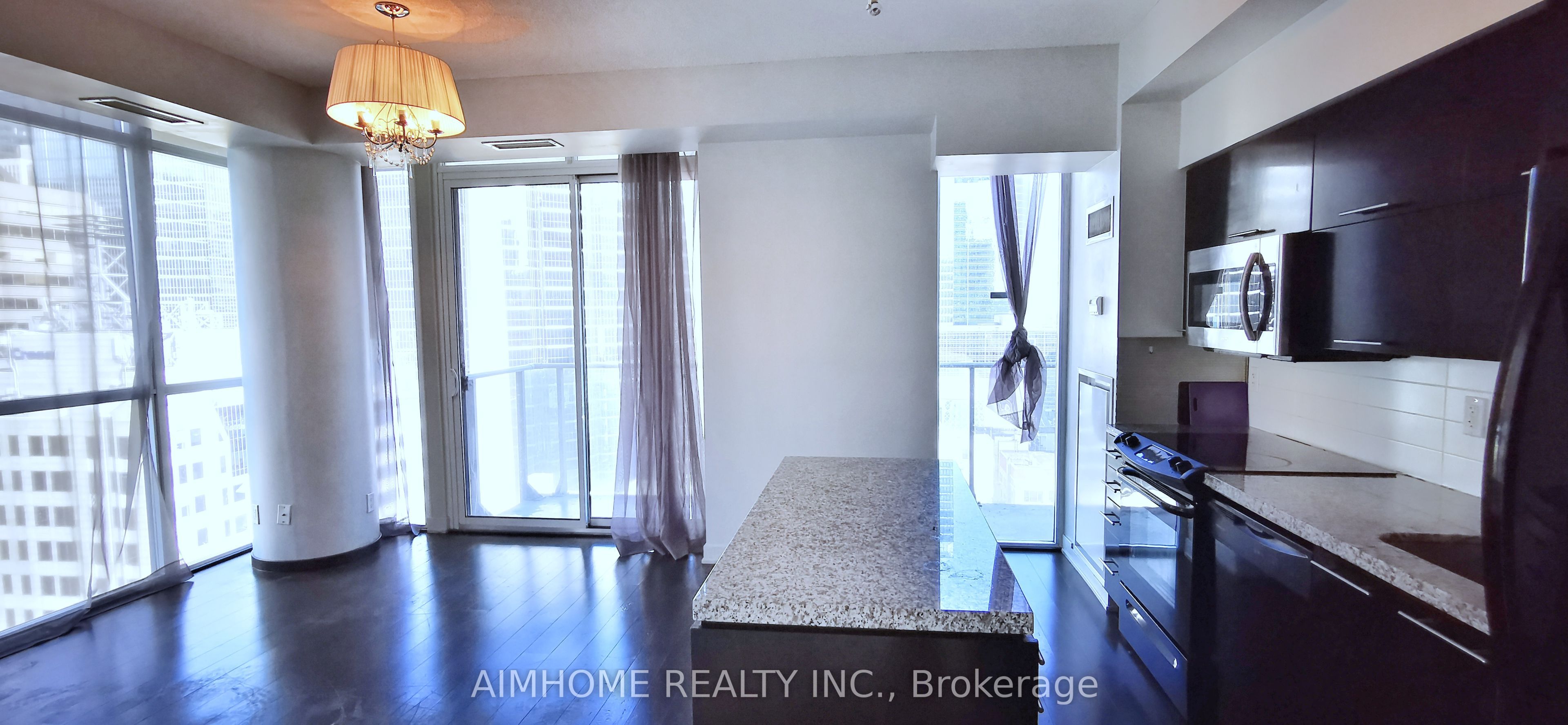 126 Simcoe Street 1708, Toronto, ON M5H 4E6 photo 3