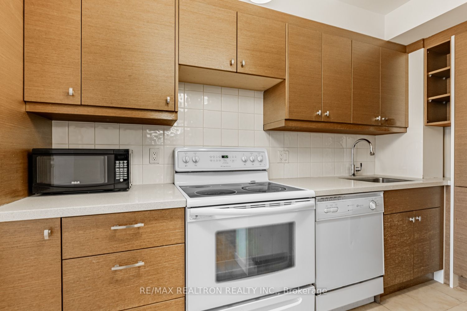 284 Bloor Street W 903, Toronto, ON M5S 3B8 photo 2