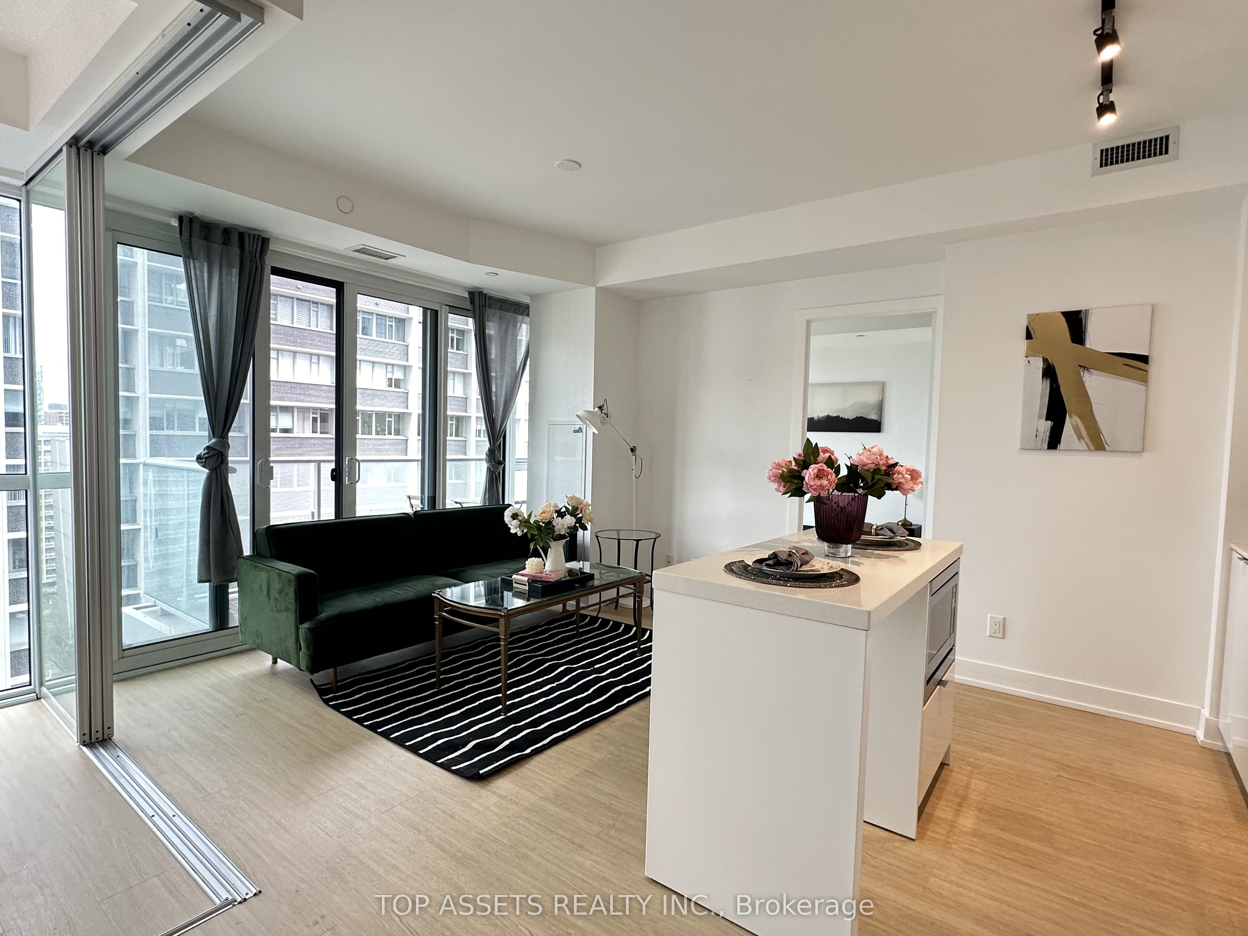 7 Grenville Street 1707, Toronto, ON M4Y 0E9