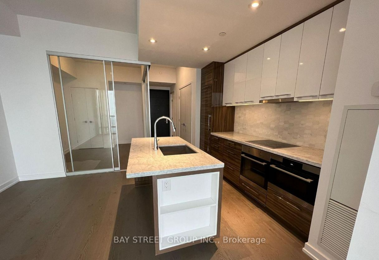 488 University Avenue 4603, Toronto, ON M5G 0C1