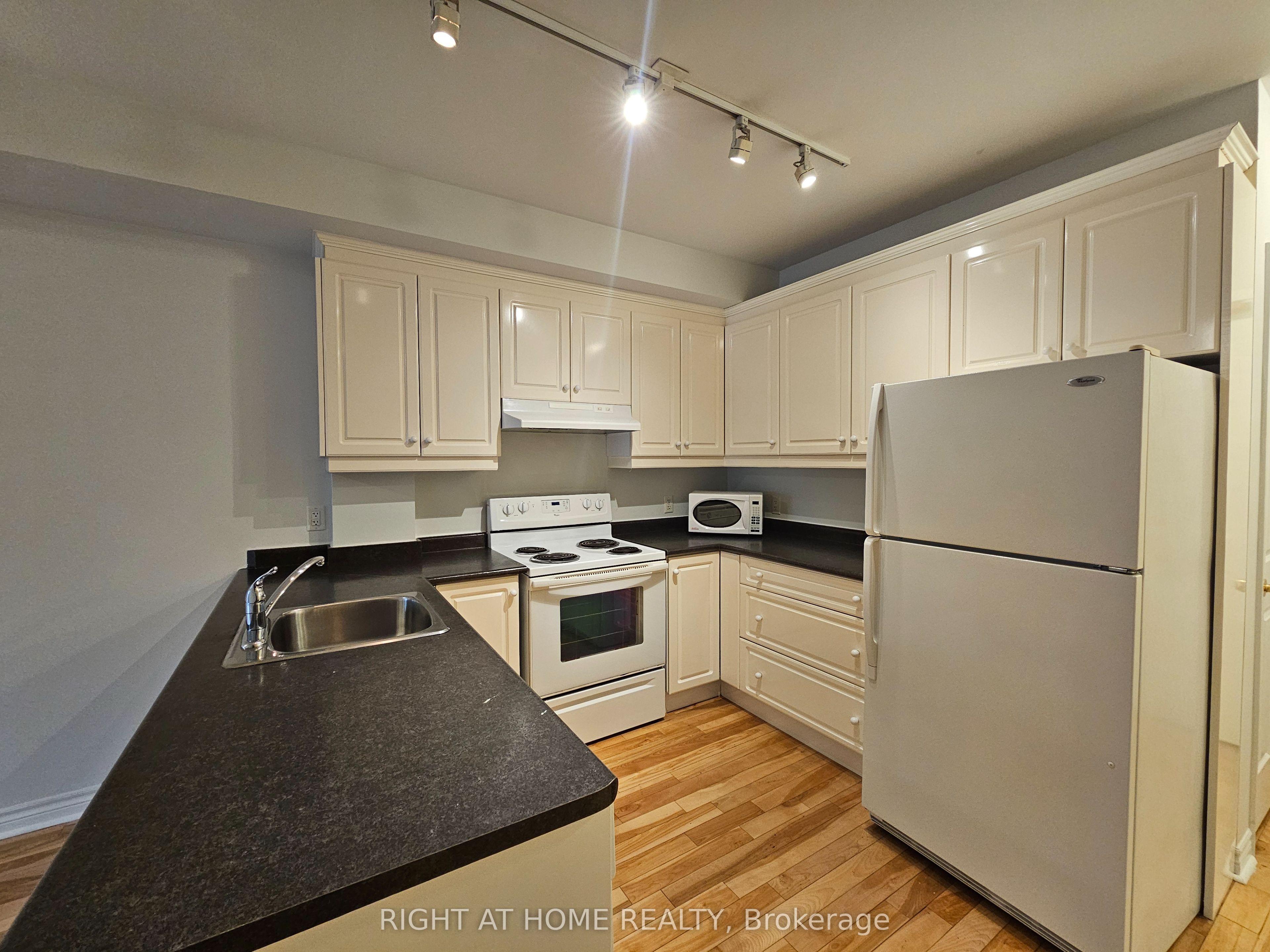 648A Yonge Street 203, Toronto, ON M4Y 2A6