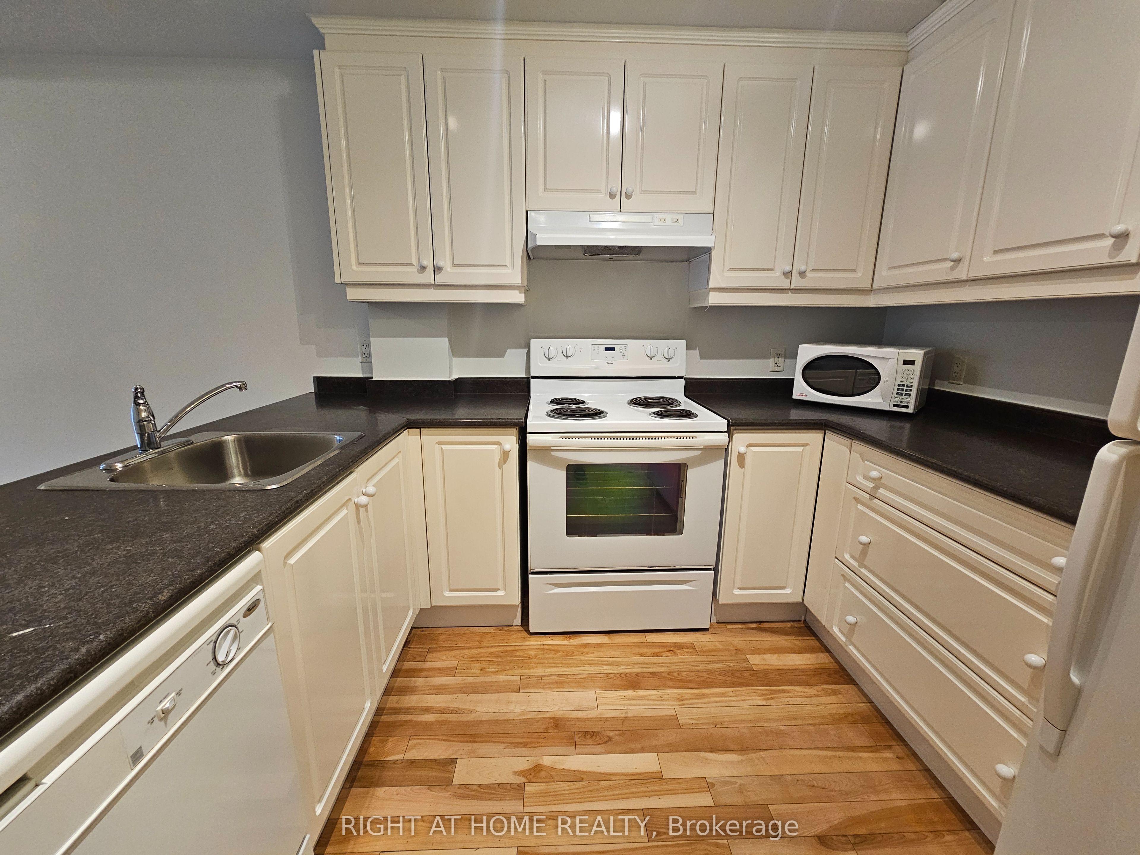 648A Yonge Street 203, Toronto, ON M4Y 2A6 photo 2