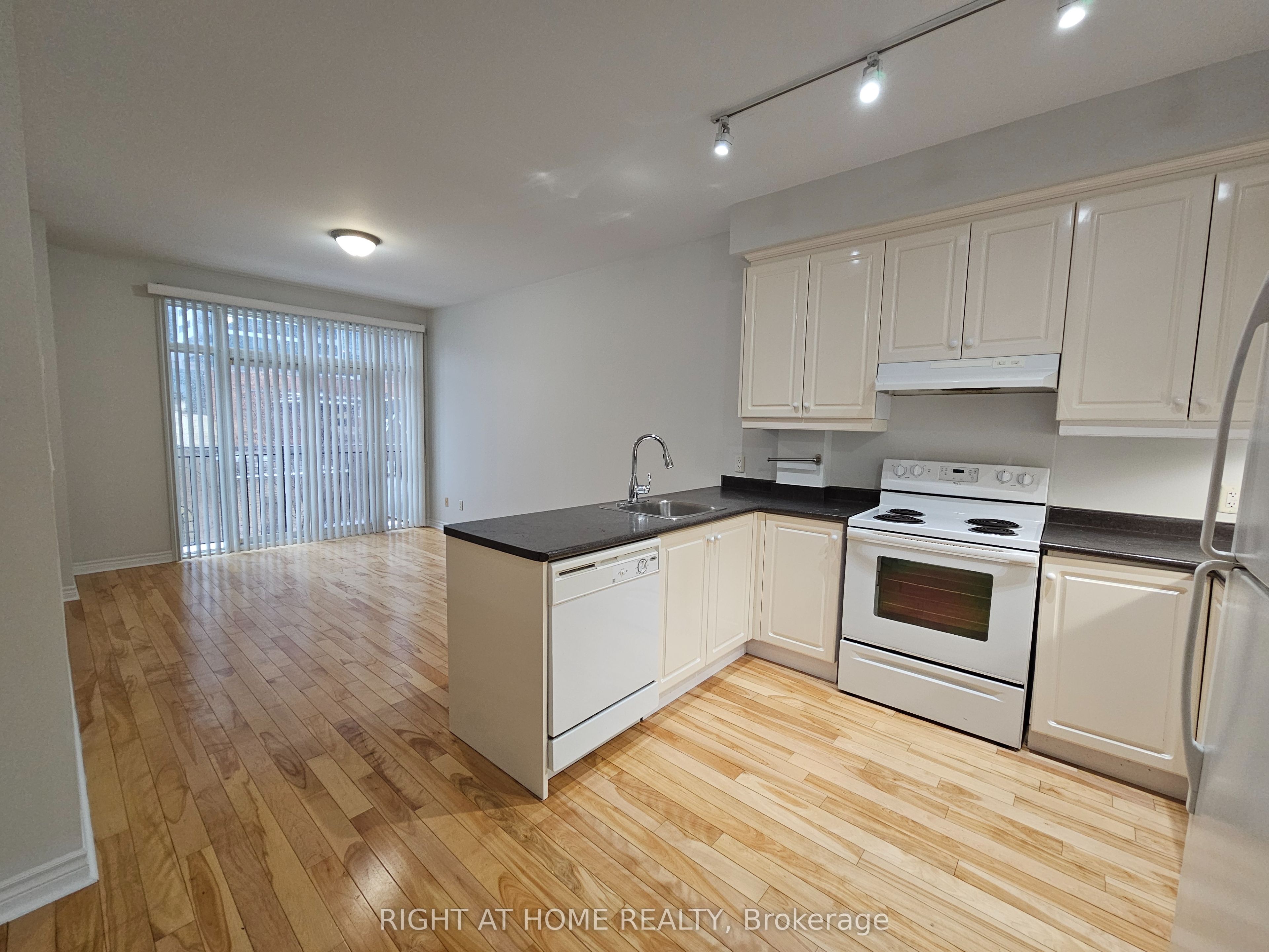 648A Yonge Street 203, Toronto, ON M4Y 2A6 photo 3