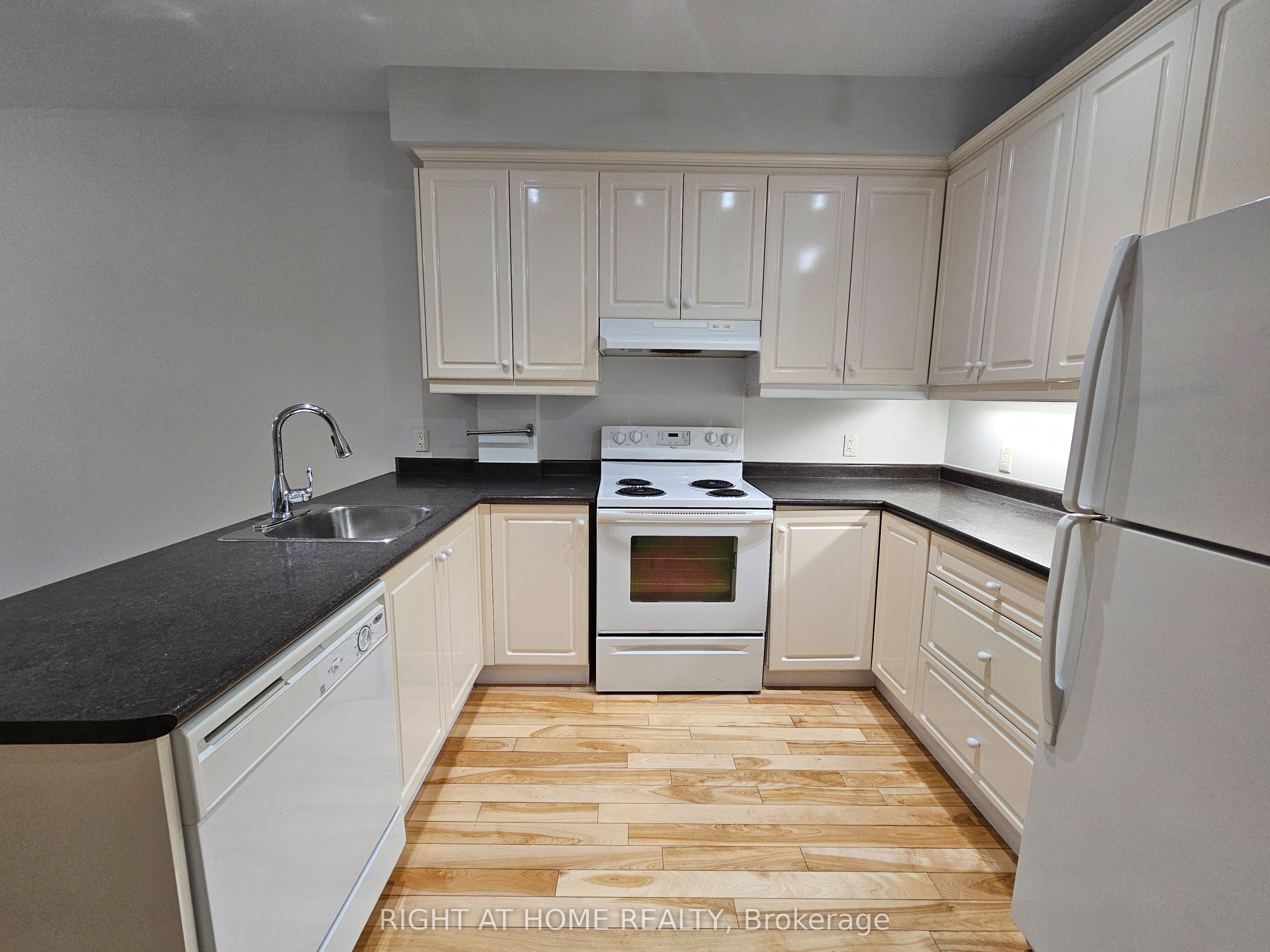648A Yonge Street 203, Toronto, ON M4Y 2A6 photo 4