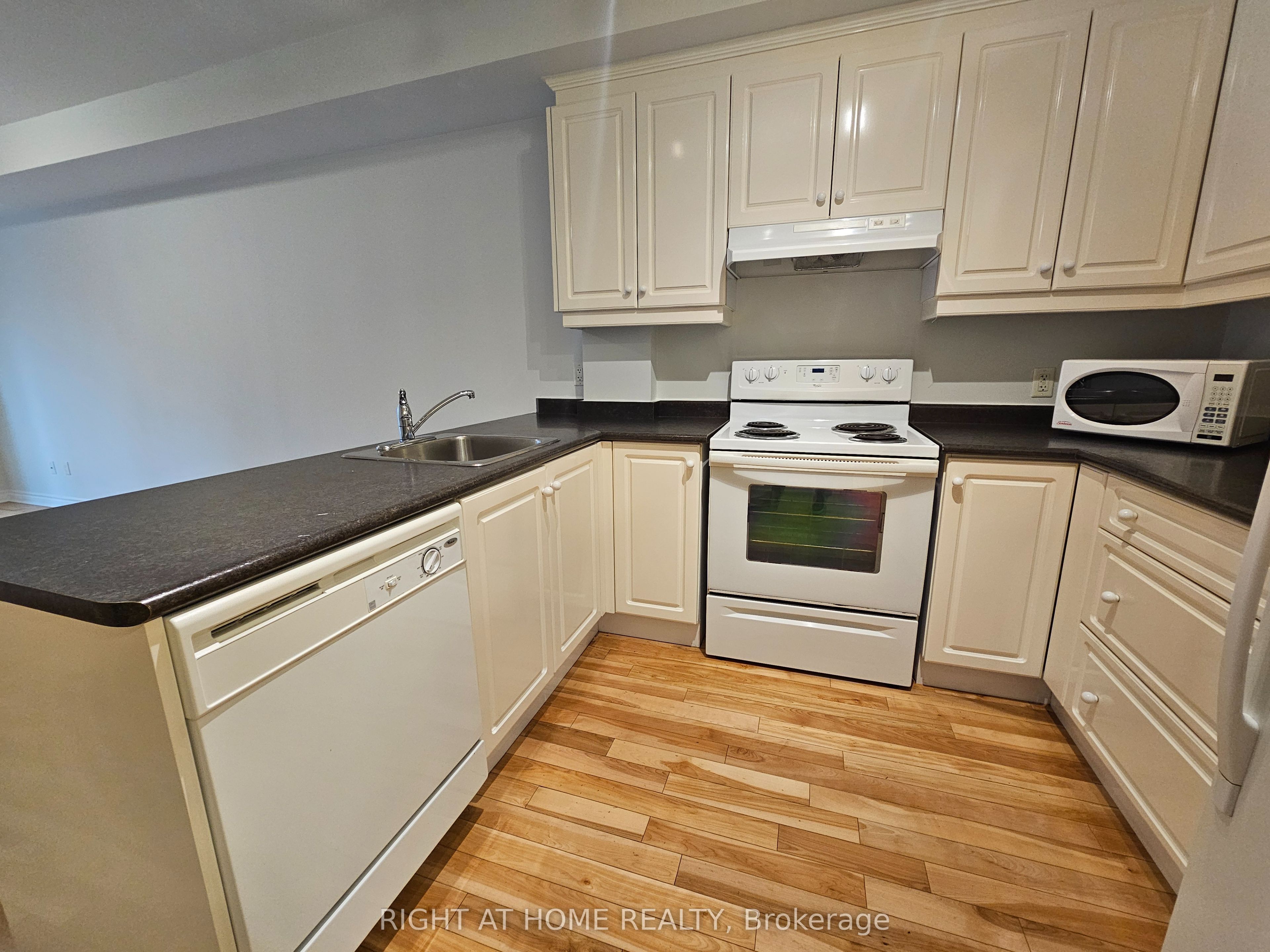 648A Yonge Street 203, Toronto, ON M4Y 2A6 photo 5