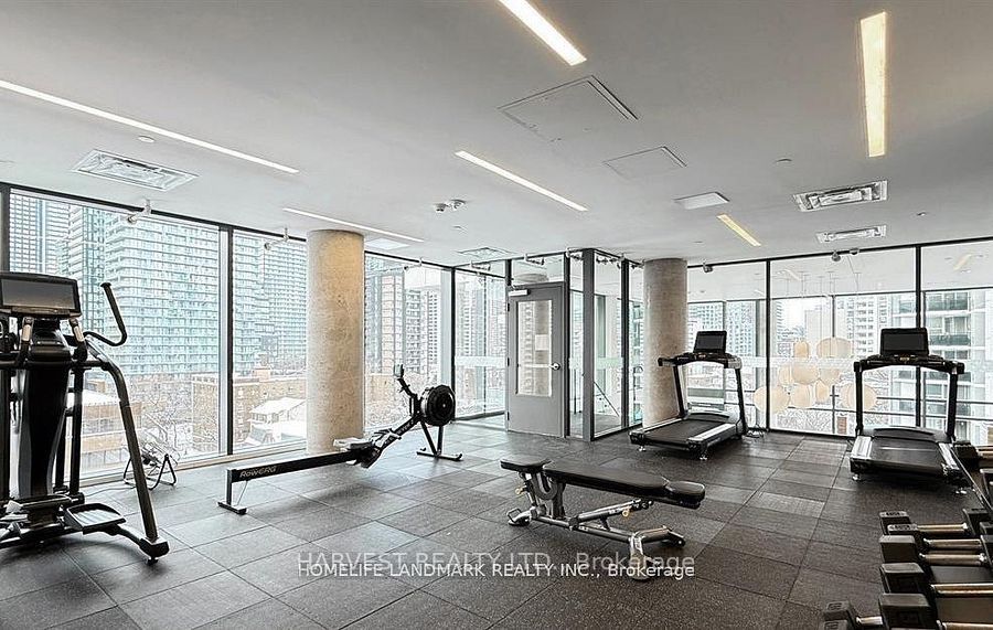 81 Wellesley Street E 2105, Toronto, ON M5V 1J6 photo 3