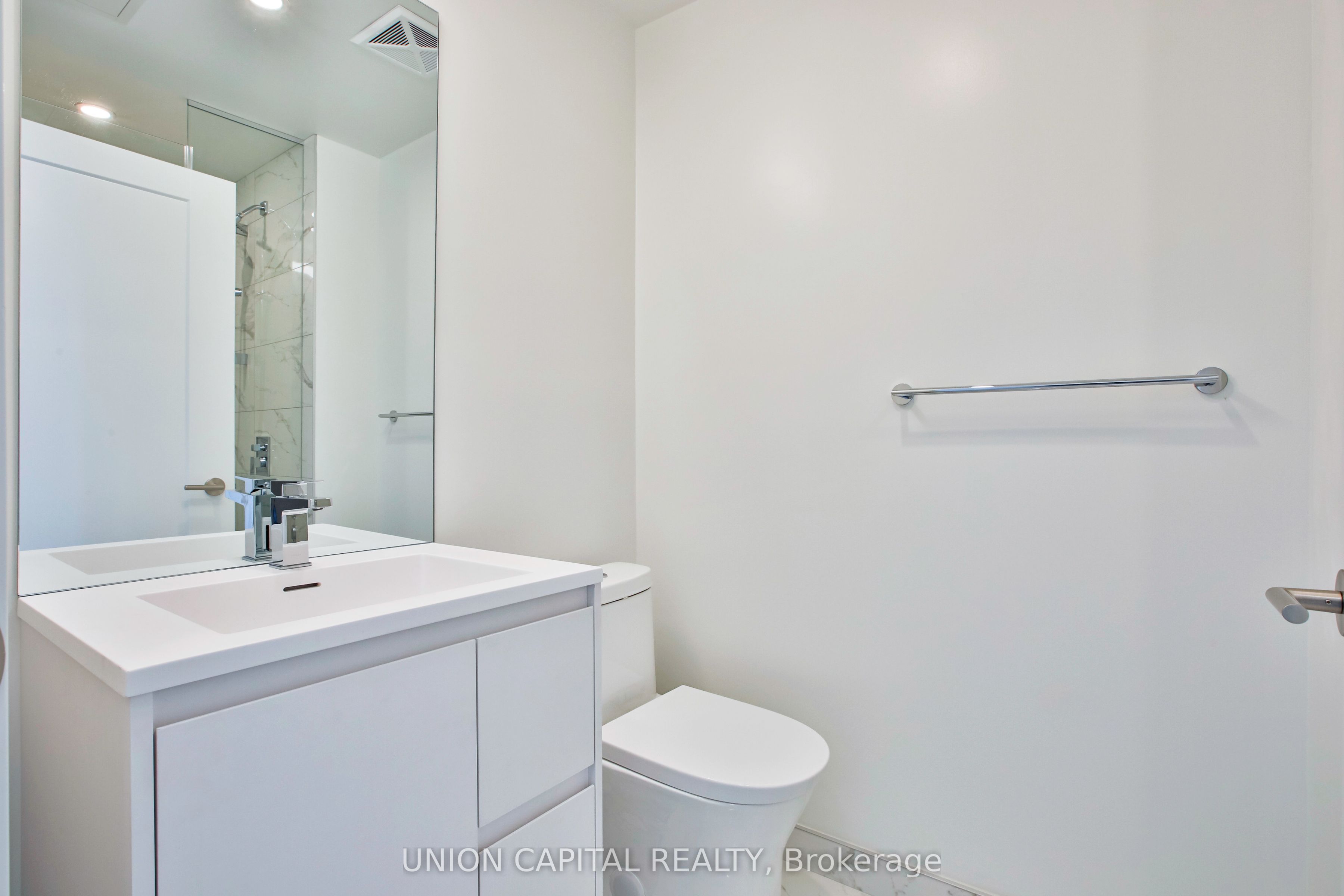 5 Quarrington Lane 2401, Toronto, ON M3C 0S5 photo 3