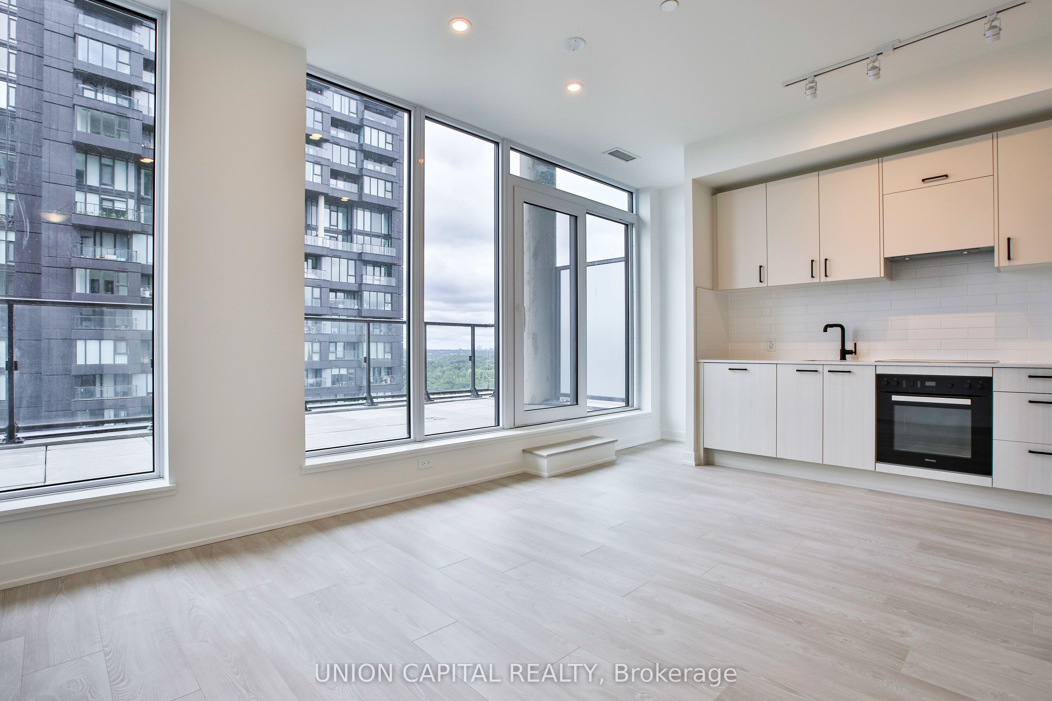 5 Quarrington Lane 2401, Toronto, ON M3C 0S5 photo 5