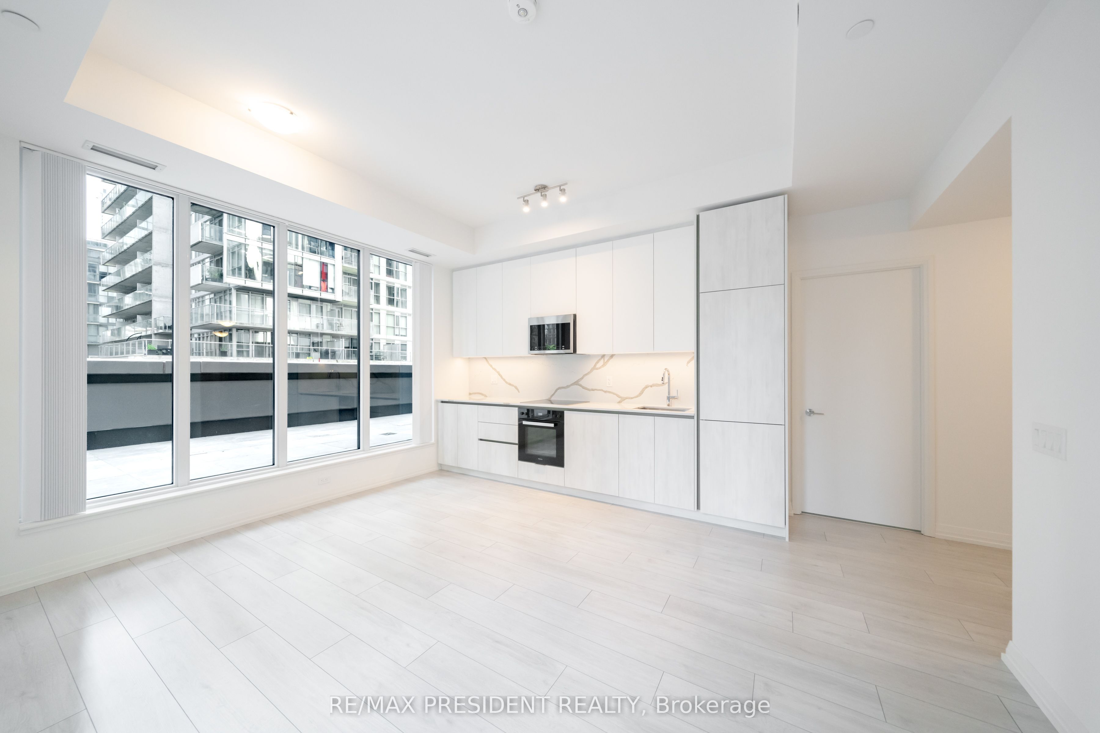 400 King Street W 808, Toronto, ON M5V 1K2 photo 3