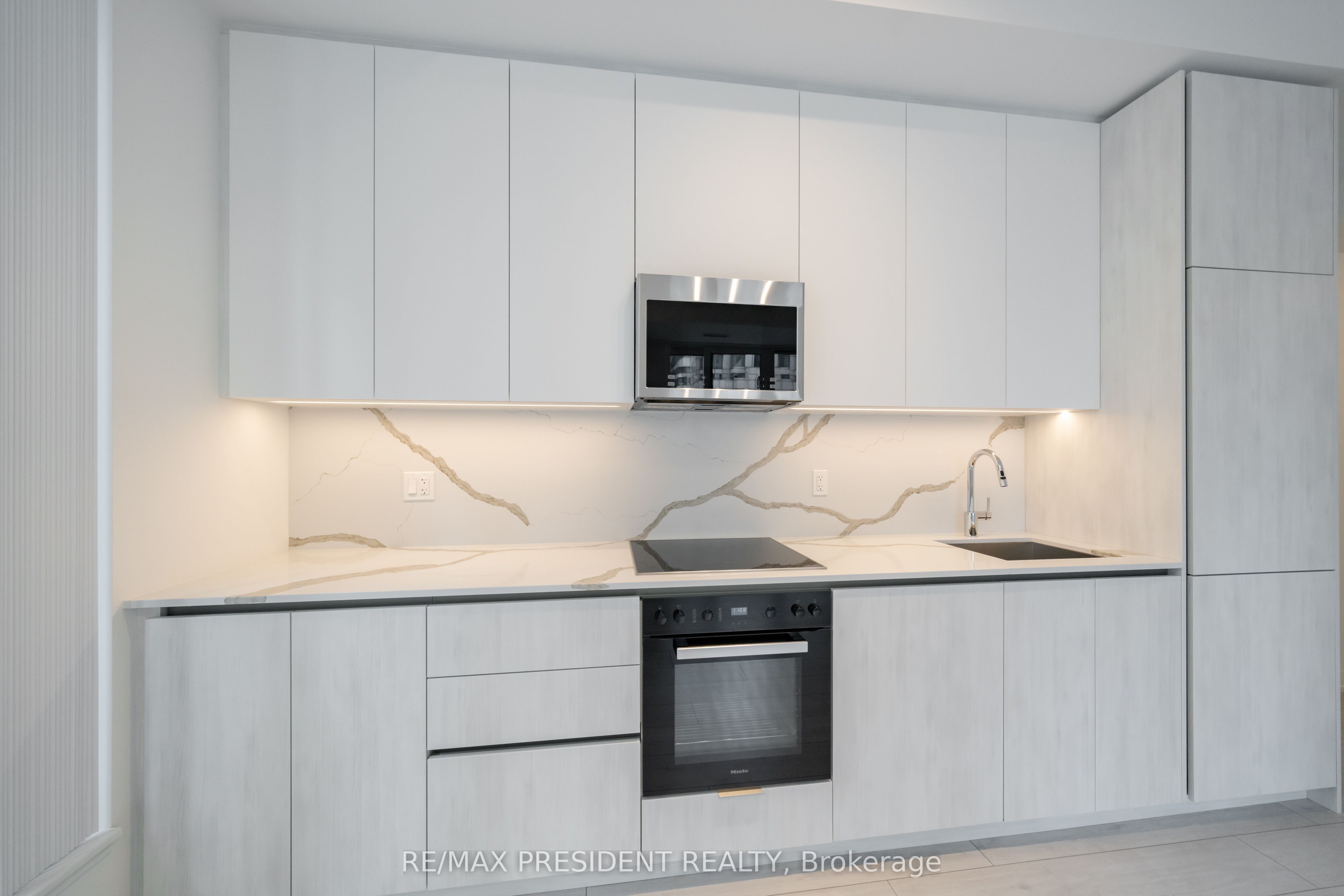400 King Street W 808, Toronto, ON M5V 1K2 photo 5
