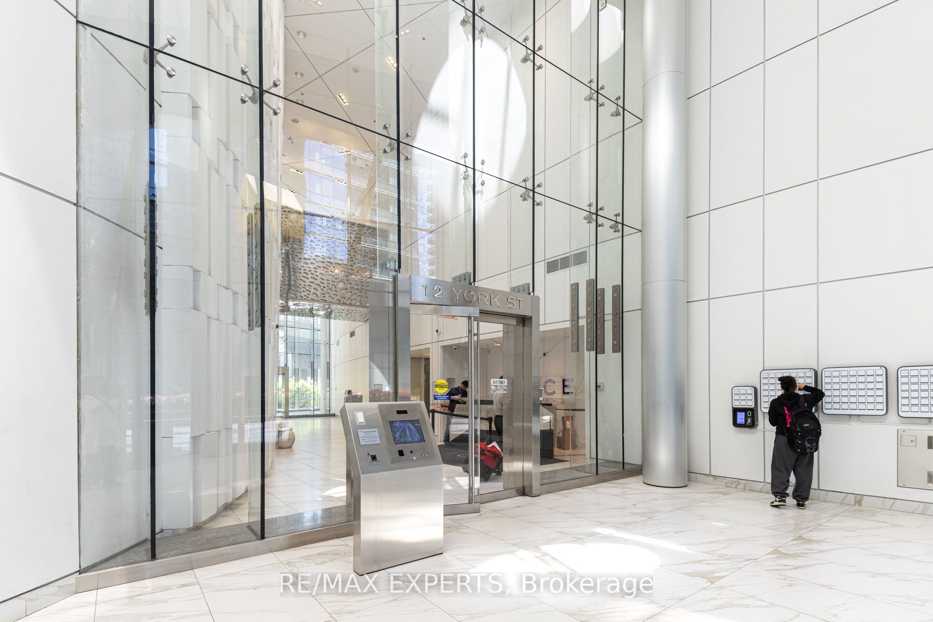 12 York Street 1504, Toronto, ON M5J 0A9 photo 3
