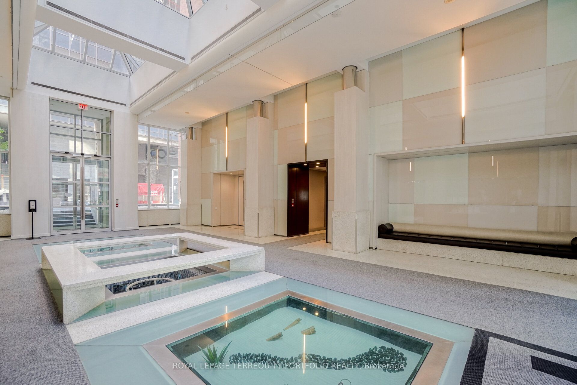 250 Wellington Street W 635, Toronto, ON M5V 3P6 photo 5