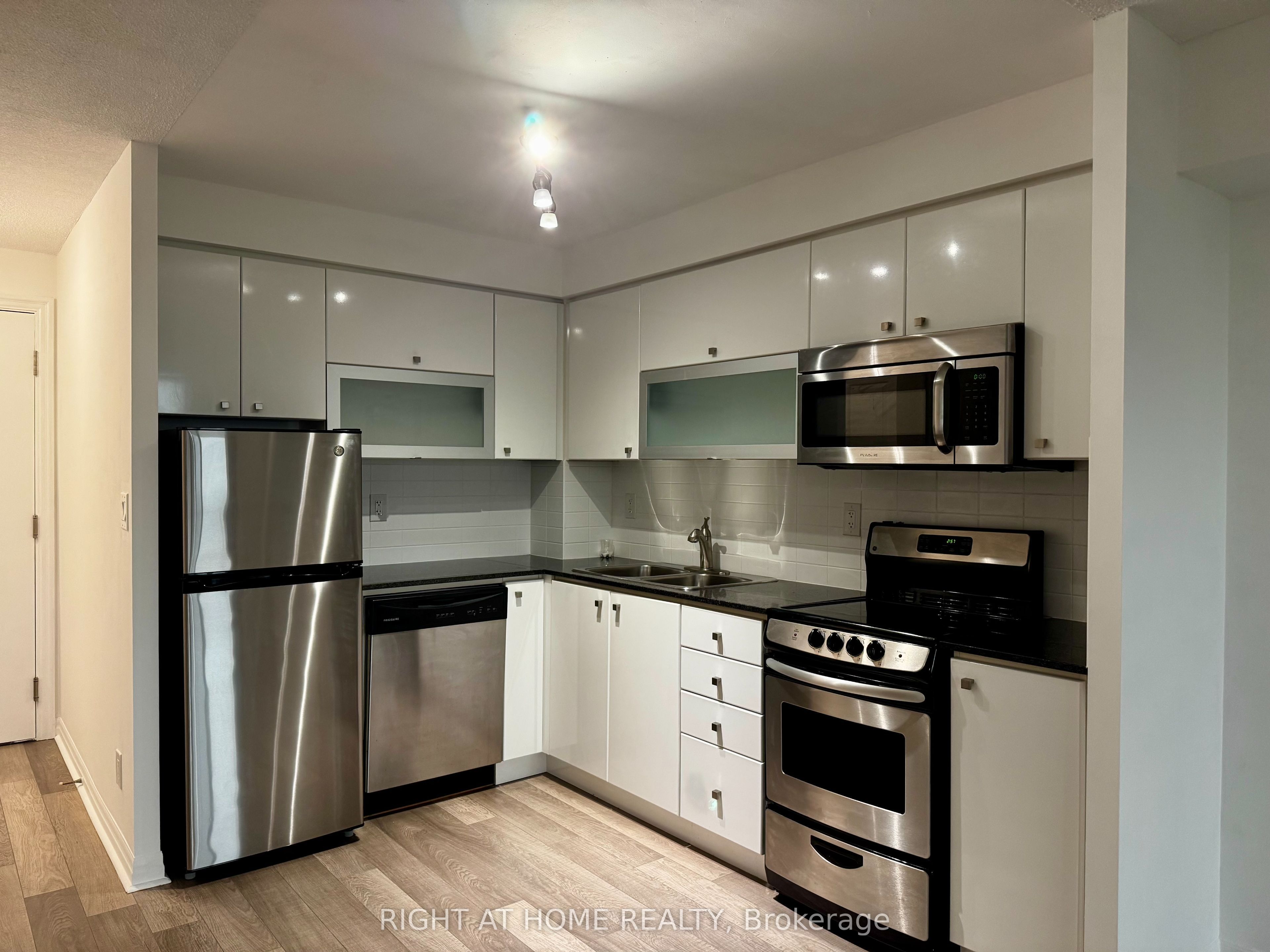 2015 Sheppard Avenue E 1507, Toronto, ON M2J 0B3 photo 4