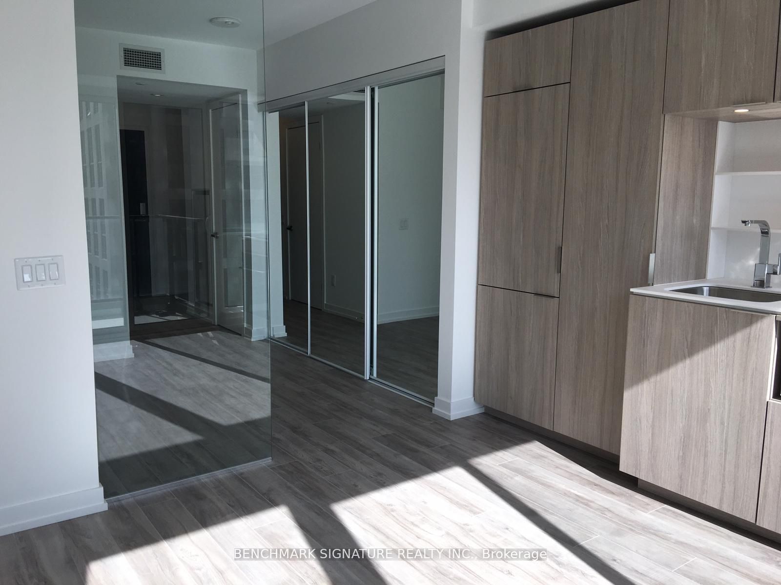77 Shuter Street 1815, Toronto, ON M5B 0B8