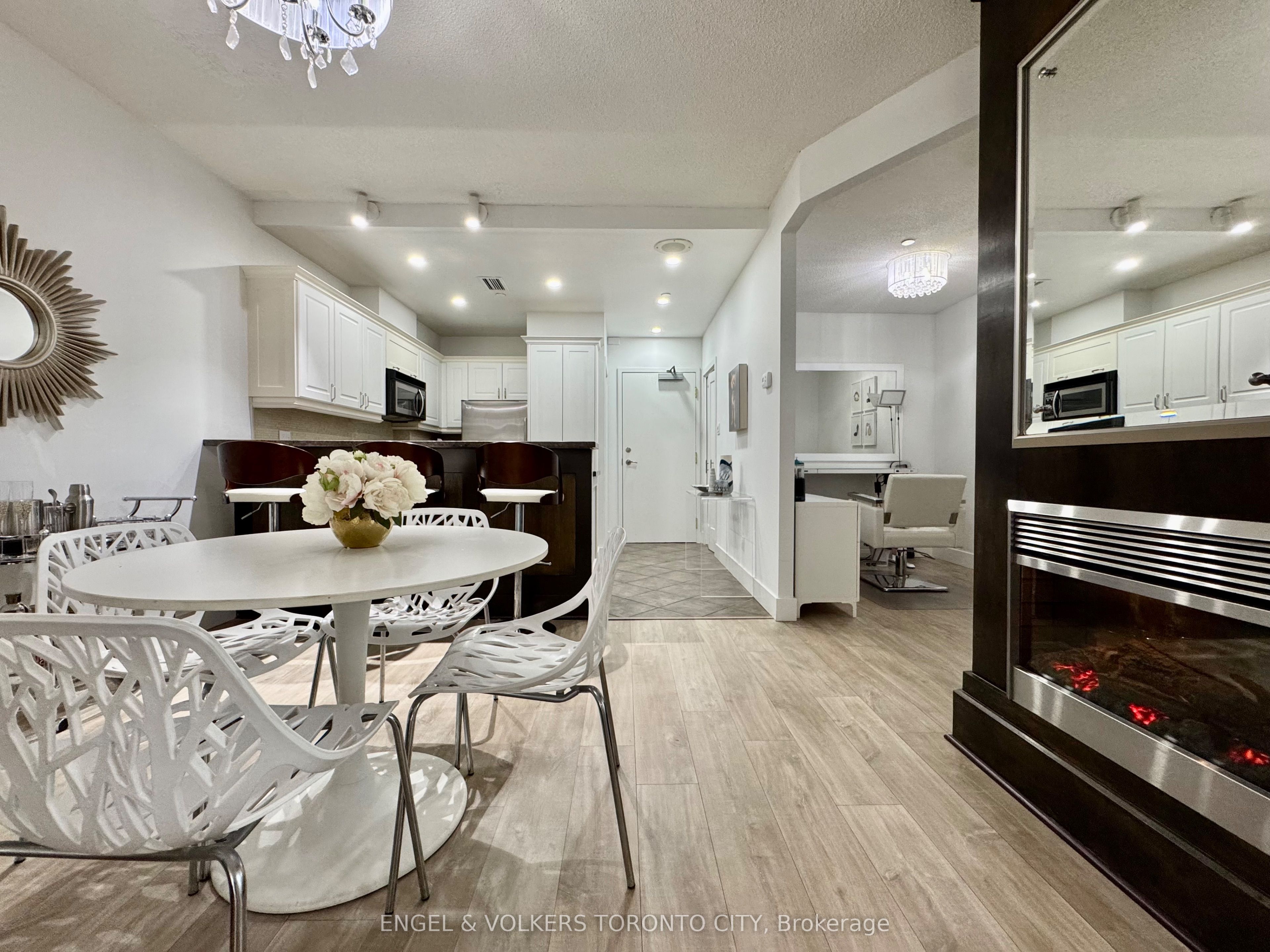 393 King Street W 706, Toronto, ON M5V 3G8 photo 4