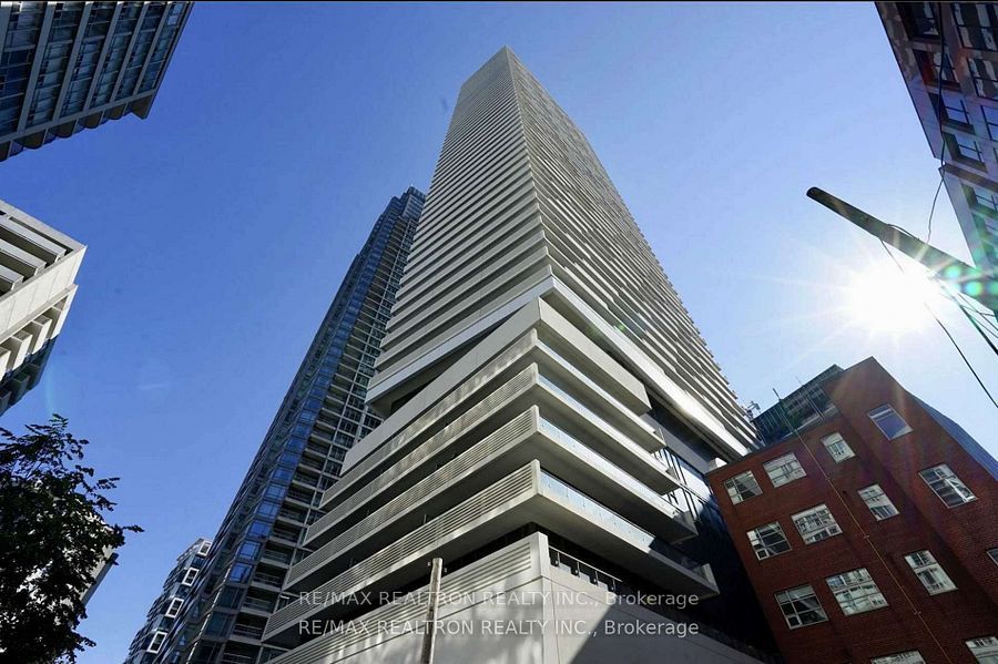 2221 Yonge Street 1007, Toronto, ON M4S 0B8