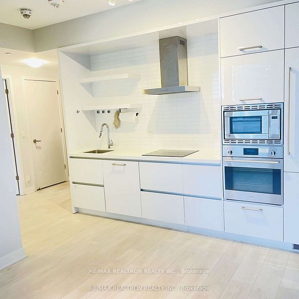 2221 Yonge Street 1007, Toronto, ON M4S 0B8 photo 2